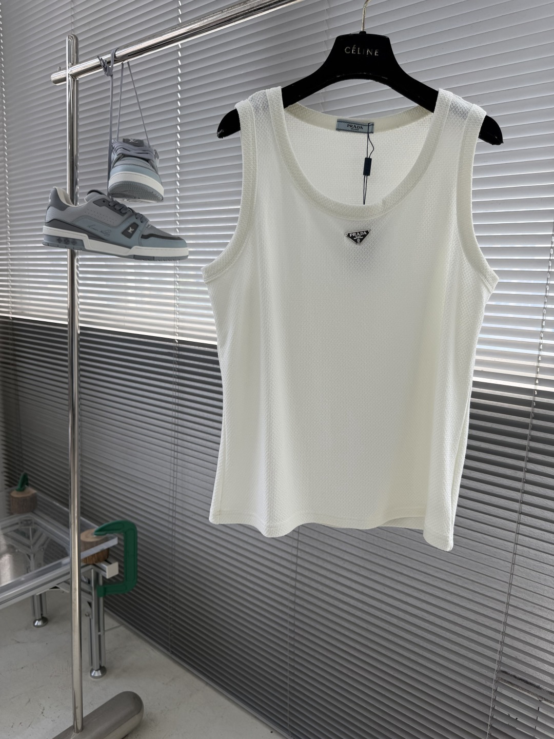 NO:872600,-PRAD Triangular Label Waffle Vest. Made of heavy waffle fabric, it will not collapse and deform after being washed, and has a full texture. It looks great when worn alone or underneath in summer. It can be worn on the ceiling by lazy people. Sizes M-3XL, prada,19860909-PRAD 三角标华夫格背心 重磅华夫格面料,洗水后也不会软塌变形,肌理感拉满 夏天单穿、内搭都巨帅,懒人穿搭天花板 尺码M-3XL,,prada,,Men's clothing