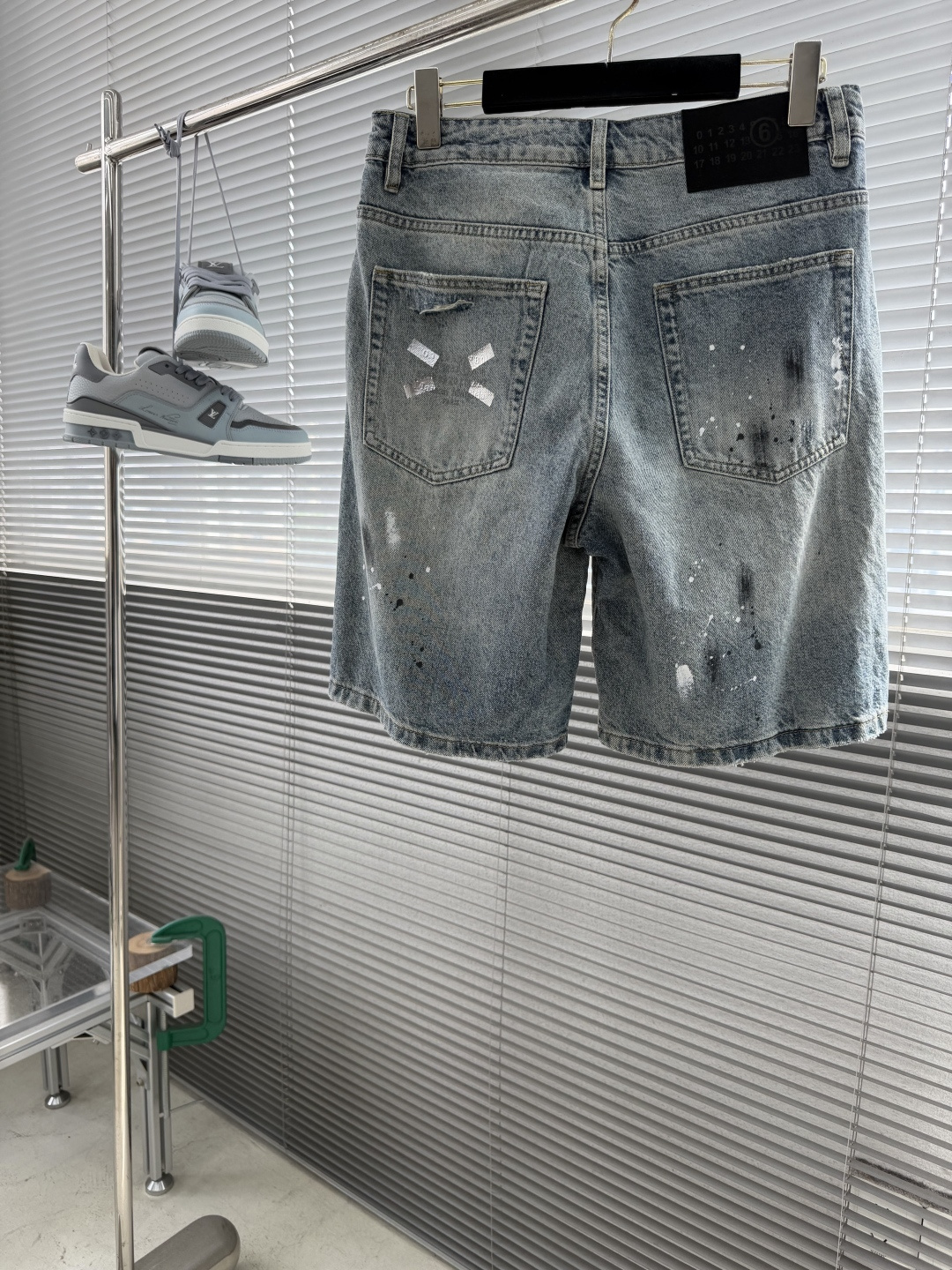 NO:872656,-MM6 Margiela retro denim shorts are designed with just the right length, which can not only show off the slender leg lines, but also take into account the comfort of wearing. The trousers are cut three-dimensionally to modify the shape of the legs. Whether it is straight or slightly flared, you can easily control different styles. Paired with a simple T-shirt or an elegant shirt, it can show a unique fashion atmosphere. In addition, the denim denim pants have good wear resistance and durability, and can still maintain the original shape and color after many washes.  Size M-3XL,, masion margiela, masion margiela, shorts, shirts, tees, t-shirt,19860909-MM6 马吉拉 泼墨复古牛仔短裤 长度设计恰到好处,既能展现修长的腿部线条,又能兼顾穿着的舒适度.裤型剪裁立体,修饰腿型,无论是直筒还是微喇款式,都能轻松驾驭不同风格.搭配简约T恤或优雅衬衫,都能展现出别具一格的时尚气息.此外,单宁牛仔中裤具有良好的耐磨性和耐用性,经过多次洗涤仍能保持原有的形态和色彩 尺码M-3XL,,masion margiela,masion margiela,shorts,shirts,tees，t-shirt,,Men's clothing