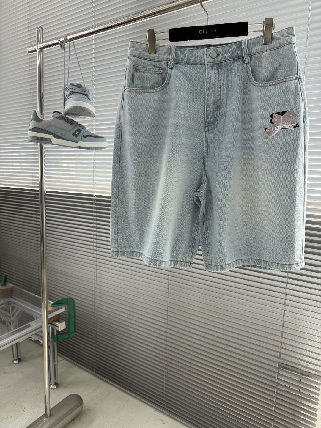 NO:870427,-Balenciag 2026SS Spring and Summer Men's Logo Badge Casual Denim Shorts. Fashionable and classic, the simple and versatile tailoring design is perfect and elegant, adhering to the consistent traditional tailoring style. It is made of high-grade washed denim material, high-end hardware zippers, and has a finer and richer texture than ordinary materials. The inside is smooth, smooth and delicate, making it a versatile piece. The ultra-high count is woven using a spinning weaving process. The fabric is soft, comfortable and breathable, demonstrating a higher level of value!  Size S M L XL,,balenciaga,shorts,19860909-Balenciag 2026SS春夏 男士标识徽章休闲牛仔短裤 时尚经典款,简约百搭的裁剪设计堪称完美大气,秉承一贯的传统裁剪风格. 客供高级水洗牛仔材质,高档五金拉链,细腻丰润的质感高于普通材质,内里平整光滑细致有佳百搭圣品. 超高的支数运用纺纱织法工艺流程织造.面料柔软舒适透气度,彰显更高级别的价值感! 尺码S M L XL,,balenciaga,shorts,,Men's clothing