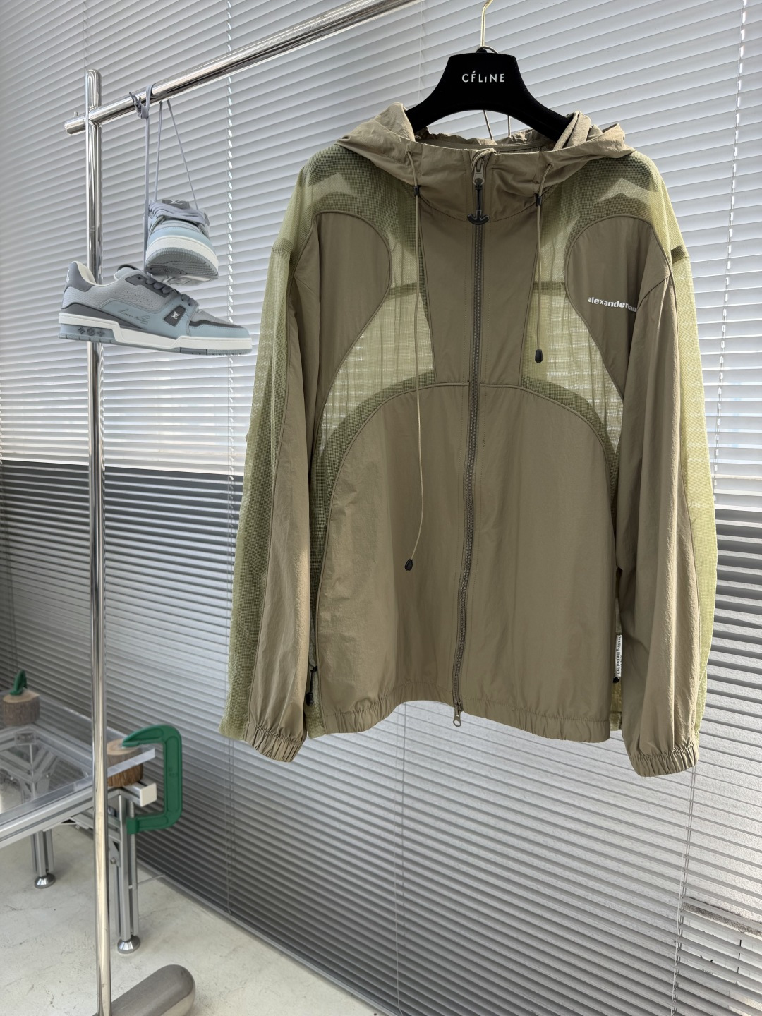 NO:870418,-wang A sun protection garment that speaks for itself with UPF20+ hard-core sun protection. It effectively blocks ultraviolet rays and can be freely chased by the wind under the scorching sun. It is a 'mobile awning' for outdoor travel. It is lightweight and breathable, and has a full breathability. It adopts a mesh splicing design and fits like a second layer of skin. It is not sweaty or sticky, and gives you the cool feeling of 'coming with a small fan'. High-end wear item  Transparent mesh splicing, full of visual layering, both functional style and fashion sense, the upper body is handsome. Sun protection clothing that can be used as a jacket has a neat shape, hooded design + drawstring adjustment, can be easily controlled for commuting, camping, and cycling, and can be used all day long in one piece. Size M-3XL,, jackets & coats, hats,19860909-wang 一款用设计说话的防晒服 UPF20+硬核防晒 有效阻隔紫外线,烈日下也能自在追风,是户外出行的“移动遮阳棚”. 轻量透气,呼吸感拉满 采用网眼拼接设计,像第二层肌肤般贴合,不闷汗、不黏腻,穿出“自带小风扇”的凉感. 高阶穿搭单品 透明网纱拼接,视觉层次感十足,兼具机能风与潮流感,上身帅出圈. 可当外套的防晒衣 版型利落,连帽设计+抽绳调节,通勤、露营、骑行都能轻松驾驭,一件搞定全天 码数M-3XL,,jackets & coats,hats,,Men's clothing