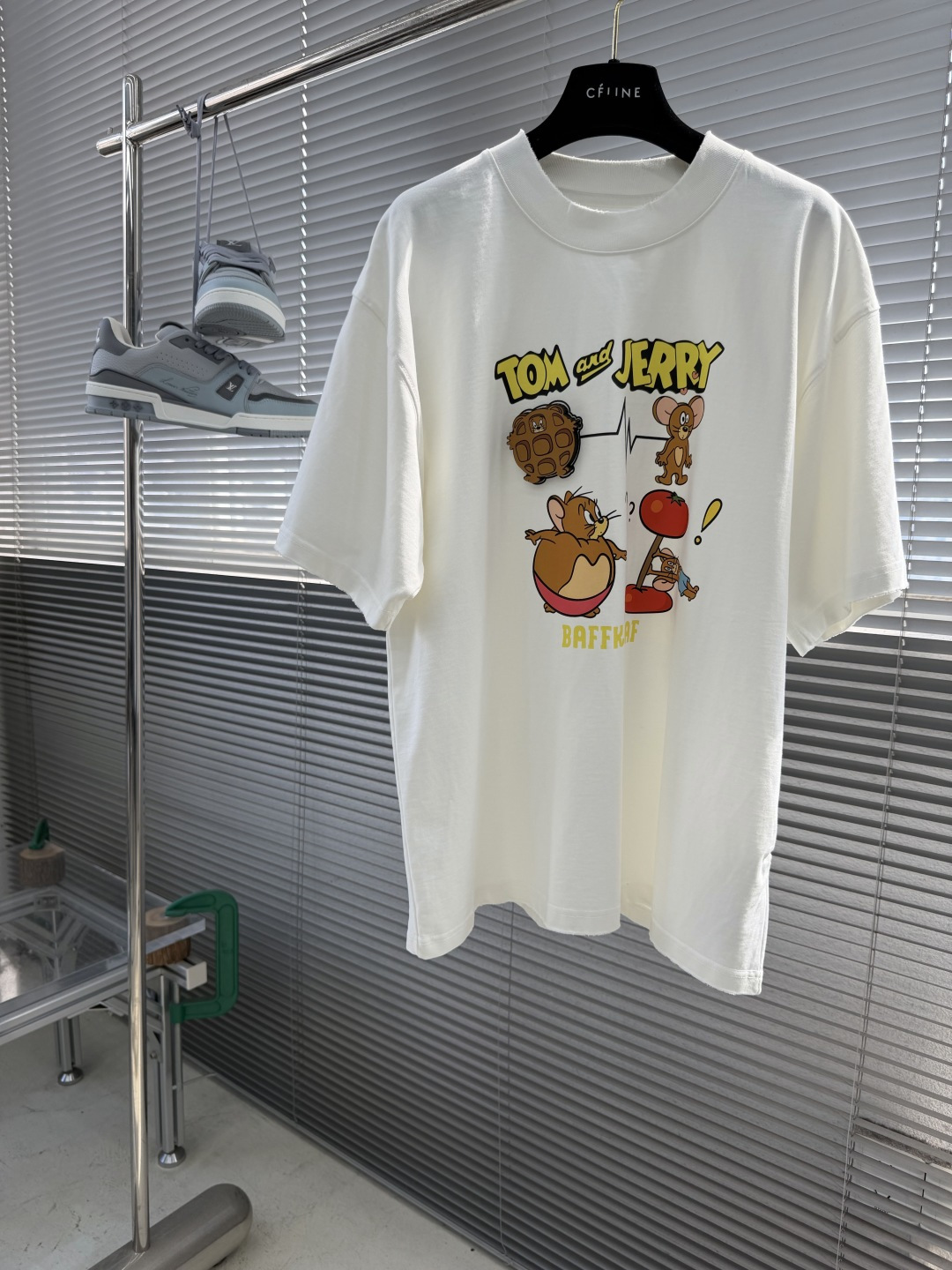 NO:870445,-Wang Alexander Wang 2026 spring and summer new printed short-sleeved T-shirt!  The wide version creates a casual and free tone, closely combining the uninhibited life attitude with the trendy attributes of the high street, but they are all different. You can have a variety of display methods of brand letters on the back of the upper body, and the invisible so cool is so cool. 280 grams of washed cotton, authentic grade!  Size M-3XL,,alexander wang,T-shirt,tees,t-shirt,19860909-Wang 亚历山大王 2026春夏新款印花短袖T恤！ 宽阔的版型,营造随性洒脱的腔调,将不羁的生活态度和高街的潮流属性紧密结合,但是各不相同,上身后你就可以拥有多种品牌字母的展现方式,无形中的so cool简直帅到到爆炸.280克水洗棉质,正品级！ 尺码M-3XL,,alexander wang,T-shirt,tees，t-shirt,,Men's clothing
