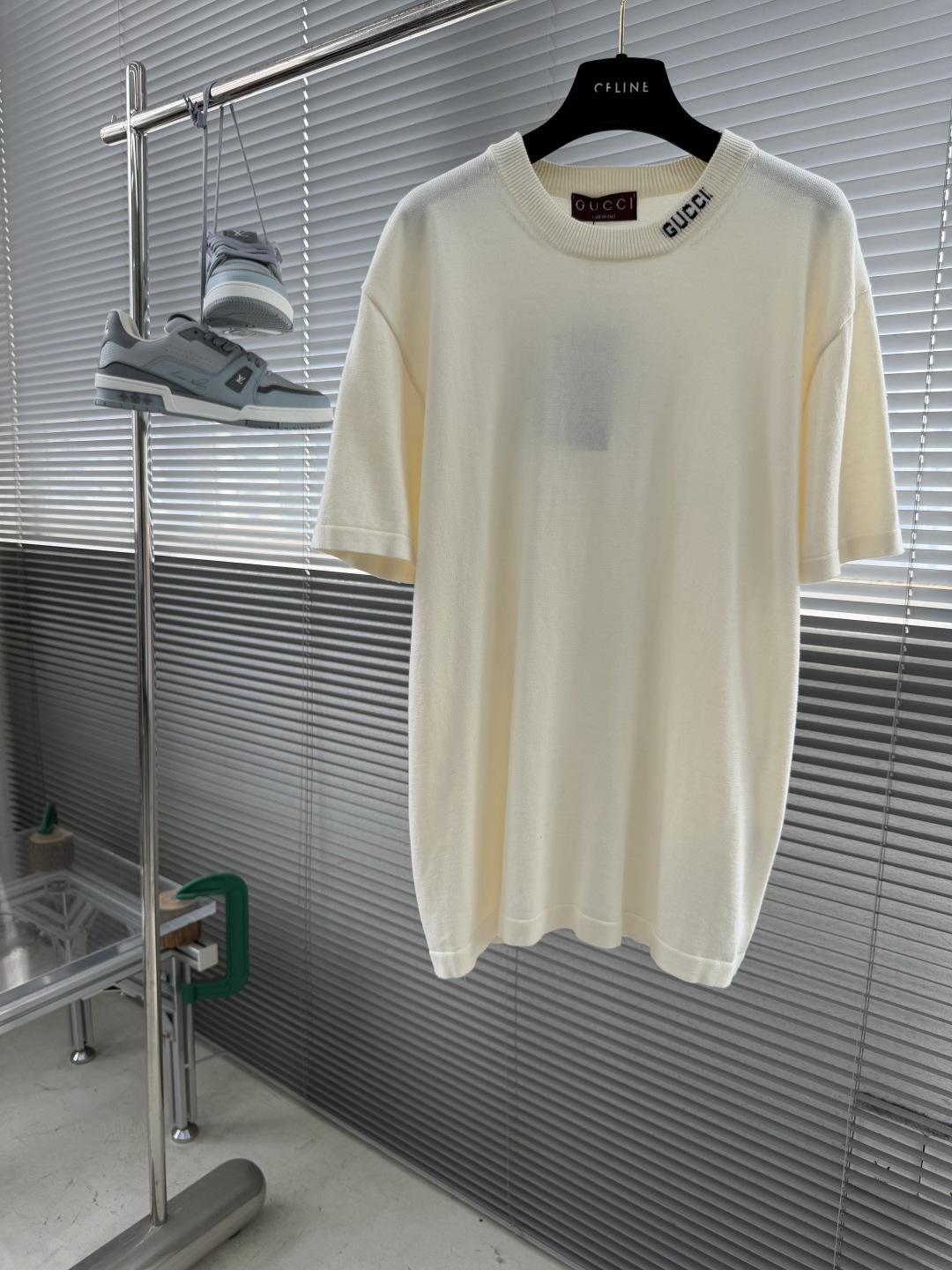 NO:872630,-GUCC jacquard logo sweater is woven using 30 silkworms, 70 cotton, 12-gauge wool loom, and the original jacquard logo on the neckline is reproduced in 11. Garment washing - fixed version - solid color. This item is from Gucc*  The design of the Lido series is inspired by the summer style and beach clubs of the Italian coast. The early autumn series focuses on basic silhouettes and classic details, carefully presenting daily wear and evening wear styles. This straight T-shirt is made of silk-cotton blended knitted fabric, and the Gucc* intarsia at the neckline adds to the personality. Gucc* intarsia. Round neck. Short sleeves. Ribbed piping. Size S M L XL Bust 104 108 112 116  Clothes length 66687072 shoulder width 42434445,,gucci,T-shirt,tees,t-shirt,19860909-GUCC 提花标识针织衫 采用30桑蚕,70绵. 12针毛织机织出,领口提花标识原版11复刻.成衣洗水-固定版型-固色. 这款单品出自Gucc* Lido系列,设计灵感源自意大利海岸的夏日风情和海滩俱乐部.早秋系列聚焦基础廓形与经典细节,匠心呈献日常服饰和晚装造型.这款直筒T恤采用丝棉混纺针织面料精制而成,领口处的Gucc*嵌花更展个性风采. Gucc*嵌花. 圆领 .短袖. 罗纹滚边 码数S M L XL 胸围 104 108 112 116 衣长66687072 肩宽42434445,,gucci,T-shirt,tees，t-shirt,,Men's clothing