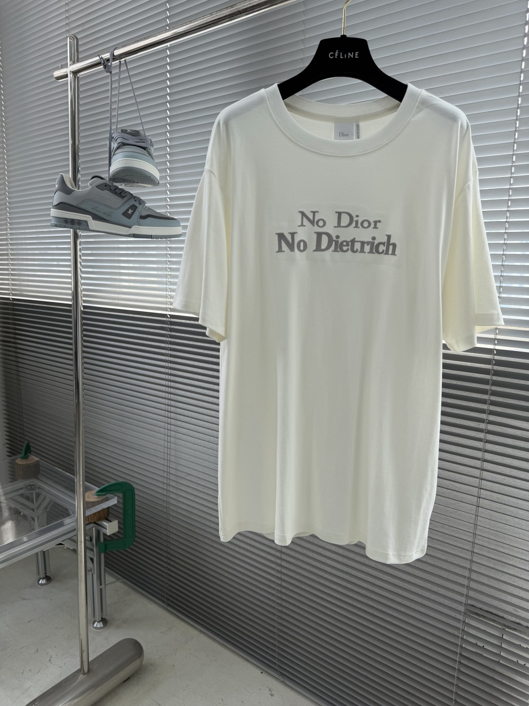 NO:872623,-Dio Declaration Embroidered Logo Short Sleeve Made of 26-count double yarn combed cotton. Uses matching 1*1 double yarn thread. The embroidery is flat rice embroidery, embellished with embroidery of the brand logo and joint letters. This T-shirt pays tribute to actress Marlene Dietrich's famous statement to Alfred Hitchcock 'NoDio*, No'  Dietrich'. Carefully crafted from black cotton jersey fabric with white embroidery on the front, it is unique. It can be paired with this season's trousers or jeans to create a refined and original casual look. Size S M L XL,, dior, jeans, T-shirt, tees, t-shirt,19860909-Dio 宣言刺绣标识短袖 采用26支双纱精梳棉. 采用配套1*1双纱螺纹. 刺绣采用平面沓米刺绣,以品牌标识与联名字母刺绣做为点缀. 这款T恤致敬女演员玛莲娜.迪特里茜(MarleneDietrich)对阿尔弗莱.希区柯克(AlfredHitchcock)所说的知名宣言'NoDio*,No Dietrich'.采用黑色棉质平纹针织面料精心制作,正面饰以白色刺绣,别具一格.可与本季的裤或牛仔裤搭配,打造精致的原创休闲造型. 码数S M L XL,,dior,jeans,T-shirt,tees，t-shirt,,Men's clothing