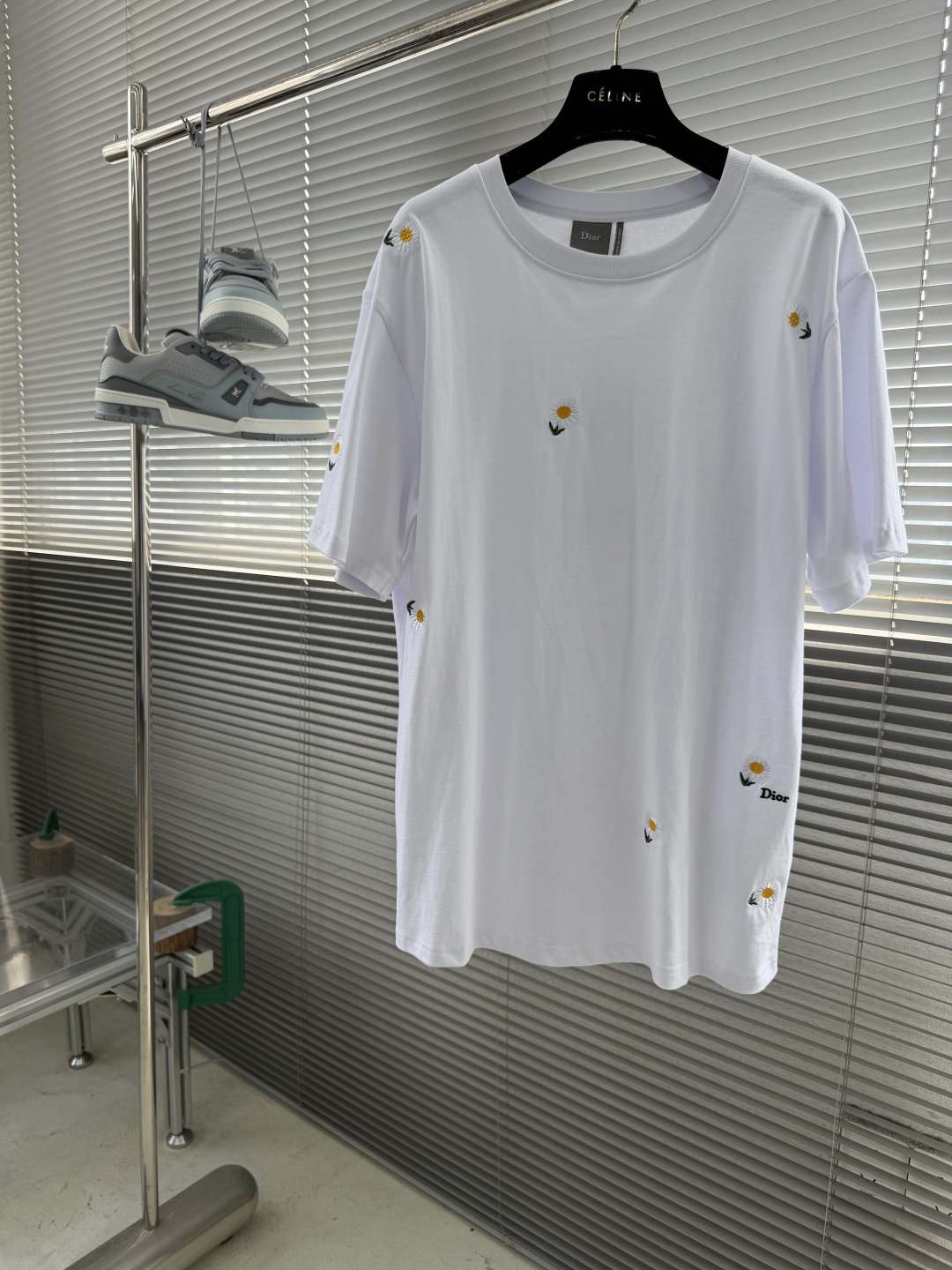 NO:872612,-Dio Daisy Embroidered Logo Short Sleeve is made of 26-count double-yarn combed cotton. It uses matching 1*1 double-yarn thread. The embroidery uses 3D three-dimensional embroidery, and is decorated with daisies and brand letter embroidery in multiple directions.  This T-shirt is a new product of the 2026 summer men's wear series, paying tribute to Mr. Dio*'s love for flowers. It is carefully made of white cotton jersey fabric and decorated with daisy embroidery all over. It can be paired with chinos to create a personalized look. Size S M L XL Bust 110114118122 Length 72747678  Shoulder width 47484849,,dior,T-shirt,tees,t-shirt,19860909-Dio 雏菊刺绣标识短袖 采用26支双纱精梳棉. 采用配套1*1双纱螺纹. 刺绣采用3D立体刺绣,多方位饰以雏菊与品牌字母刺绣做为点缀. 这款T恤是二零二六夏季男装系列新品,致敬Dio*先生对花朵的热爱.采用白色棉质平纹针织面料精心制作,通体饰以雏菊刺绣.可与斜纹布裤搭配,打造个性造型. 码数S M L XL 胸围 110114118122 衣长72747678 肩宽47484849,,dior,T-shirt,tees，t-shirt,,Men's clothing