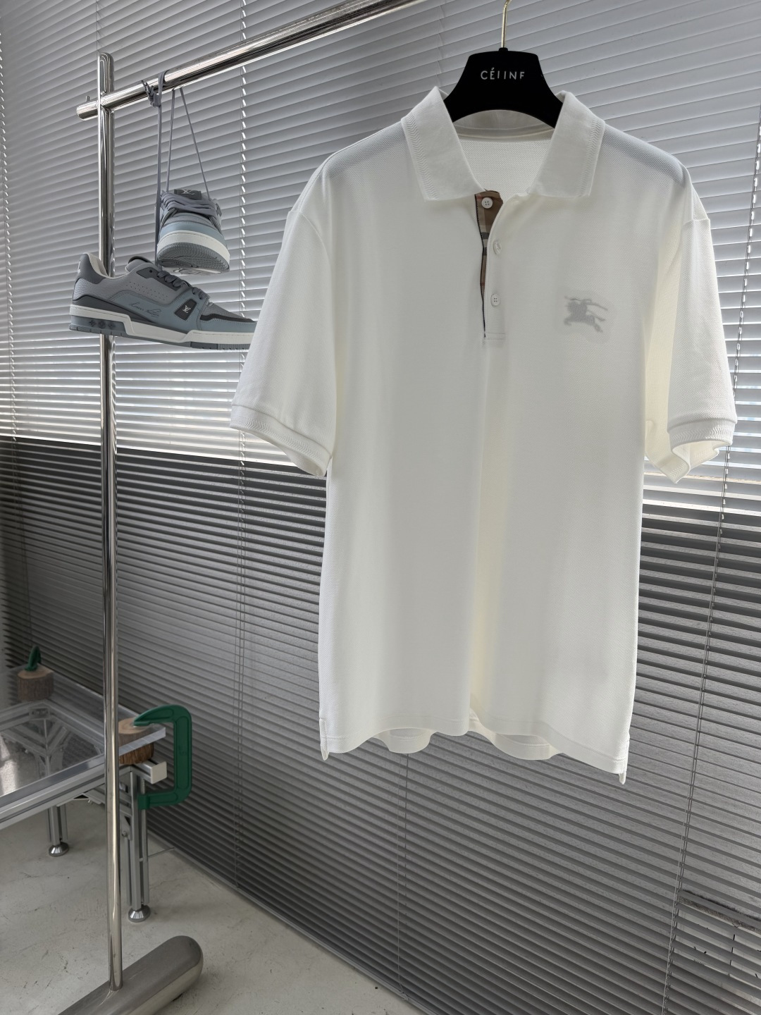 NO:870419,-BBR light luxury series 2026 spring and summer new three-button lapel polo shirt, a classic tonal POLO shirt, a signature item of the company, must be released every season, and sells out every year, the styles are the same, the details are different, and the color matching is seasonal, you can buy it with your eyes closed without any effort. It has the basic elements of the classic POLO, the placket has a fashionable plaid contrasting decorative lapel, and the classic brand knight's horse logo embroidery embellishment on the chest  Custom-woven mercerized pearl fabric has strong texture and is a special jacquard fabric favored by counters. The whole set of solid colors is low-key and elegant, simple and bright, with clear elements. The light luxury series is perfectly integrated. Sizes M-4XL,,19860909-BBR 轻奢系列 2026春夏新款三粒扣翻领polo衫,经典调性的POLO衫,隶属于当家的招牌单品,每一季必出,每一年爆卖,款型求同,细节存异,配色应季,可以完全不费脑力地闭眼入.具备经典POLO的基本元素,门襟时尚格纹撞色装饰翻领,胸口经典品牌骑士马标刺绣点缀 定织丝光珠地面料,面料质感强,专柜比较青睐的一种特殊的提花面料.整套纯色系 低调优雅 简洁明快,元素明朗.轻奢系列 完美融合. 尺码M-4XL,,,Men's clothing