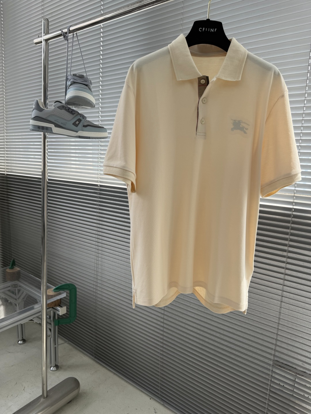 NO:917112,/1 piece 1/2 pieces (all sizes) - BBR light luxury series 2026 spring and summer new three-button lapel polo shirt, a classic tonal POLO shirt, a signature item of the owner, must be released every season, and a hot seller every year, the styles are the same, the details are different, and the color matching is seasonal, you can buy it with your eyes closed without any effort. It has the basic elements of the classic POLO, the placket is decorated with fashionable plaid and contrasting color decorative lapels, and the chest is embellished with the classic brand knight's horse logo embroidery  Custom-woven mercerized pearl fabric has strong texture and is a special jacquard fabric favored by counters. The whole set of solid colors is low-key and elegant, simple and bright, with clear elements. The light luxury series is perfectly integrated. Sizes M-4XL,,19860909/1件 1/2件（齐码） -BBR 轻奢系列 2026春夏新款三粒扣翻领polo衫,经典调性的POLO衫,隶属于当家的招牌单品,每一季必出,每一年爆卖,款型求同,细节存异,配色应季,可以完全不费脑力地闭眼入.具备经典POLO的基本元素,门襟时尚格纹撞色装饰翻领,胸口经典品牌骑士马标刺绣点缀 定织丝光珠地面料,面料质感强,专柜比较青睐的一种特殊的提花面料.整套纯色系 低调优雅 简洁明快,元素明朗.轻奢系列 完美融合. 尺码M-4XL,,,Men's clothing