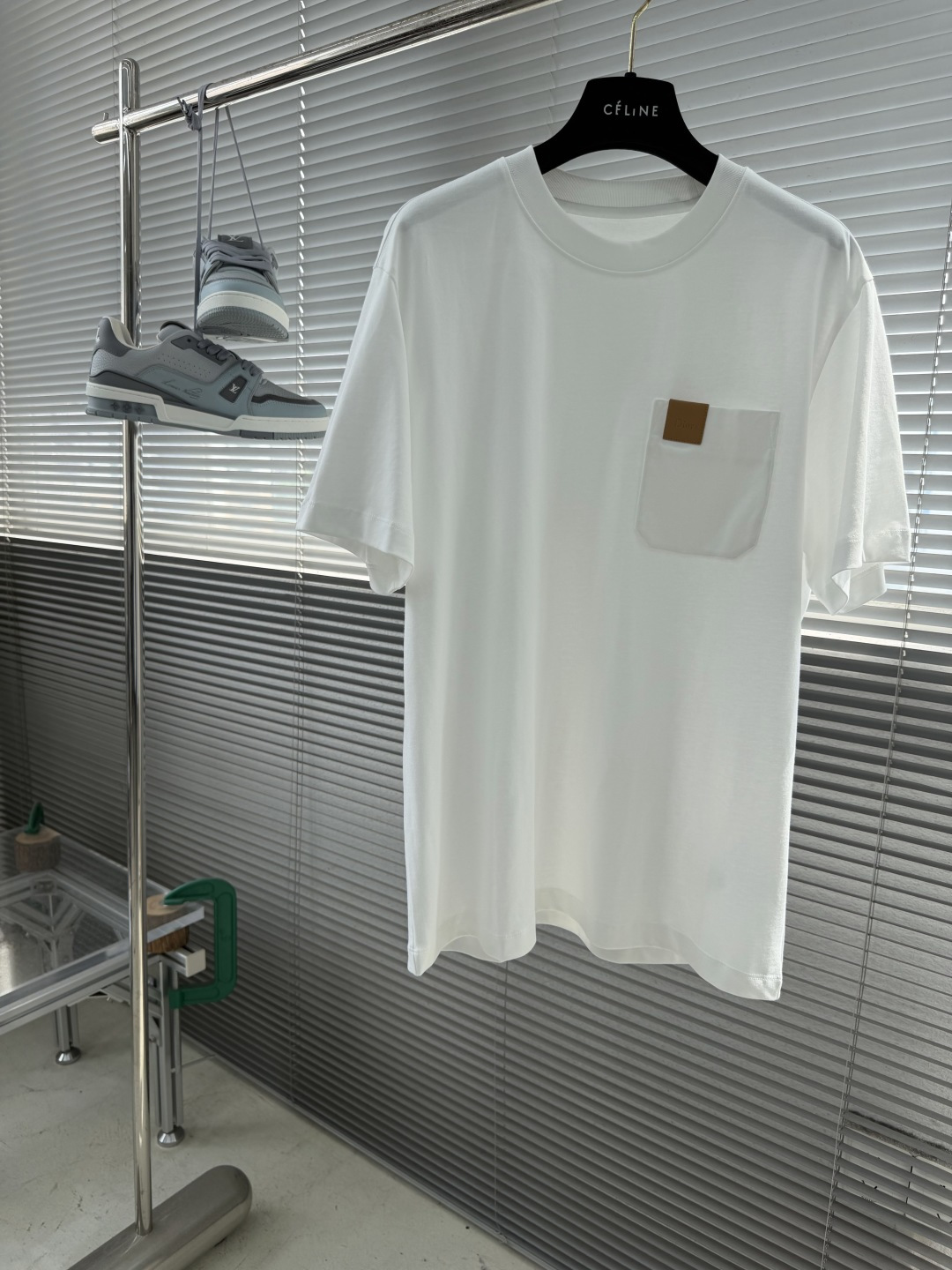 NO:870411,-Dio's relaxed fit design combines fashion and comfort. The chest pocket is embellished with brand leather labels, making it a casual and versatile style with a round neck and slightly wide short-sleeved T-shirt without losing the sense of street fashion. The overall texture highlights the details, making the overall upper body trendy and fashionable. The version adopts a popular slightly wide cut, which is not easy to deform. The knitted collar slightly fits the neck. The slightly wide cut makes the overall upper body comfortable and unrestricted. Countless version adjustments allow the cut upper body to feel brand-new.  Layering is more fashionable, the fabric is skin-friendly and breathable, the overall count is high, the upper body is crisp and stylish, sizes M-5XL, dior, T-shirt, tees, t-shirt,19860909-Dio 松弛的版型设计兼备了时尚与舒适 胸前口袋品牌皮标点缀 使其款式休闲百搭且不失出街时尚感的一款圆领微阔短袖T恤衫.整体凸显细节质感 让整体上身潮流时尚,版型采用颇具流行的微阔的剪裁,不易变形针织领口微微贴合颈部, 微阔的剪裁让整体上身舒适无束缚,无数次的版型调整 让剪裁上身就能感受很大牌 叠穿更加时尚潮流,面料亲肤透气,整体支数高,上身挺括有型 尺码M-5XL,,dior,T-shirt,tees，t-shirt,,Men's clothing