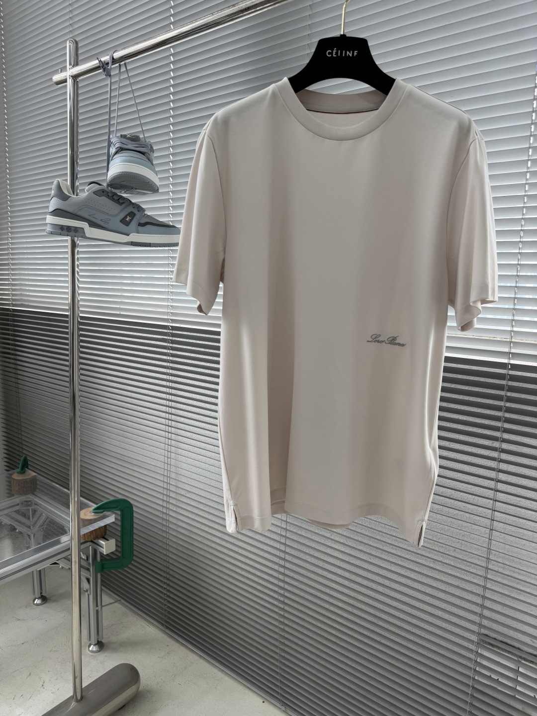 NO:870403,-Loro Piana Spring/Summer 2026 A must-have classic style for your wardrobe. Brand letter logo embroidery technology. Stylish contrasting color embellishment on the neckline. Looks like small detail embellishment. The craftsmanship is exquisite and high-end. JI is a round neck short-sleeved T-shirt that feels very skin-friendly. It is tailored to fit. It is soft and simple, making the upper body look slim, fashionable and versatile. It is fashionable and more textured. The fabric is made of mercerized cotton. Plain mercerized, skin-friendly and comfortable. The upper body is high-end and has a good sense of stiffness.  It makes it comfortable to wear while showing high quality. Sizes M-5XL, loro piana, T-shirt, tees, t-shirt,19860909-Loro Piana 2026春夏 衣橱必备经典款式 品牌字母logo刺绣工艺 领口时尚撞色点缀 看似小细节点缀 工艺细腻显高档 JI好亲肤感的一款圆领短袖T恤衫合体的剪裁 轻柔至简,上身显瘦时尚百搭 时尚的同时更显质感 面料采用丝光棉的材质 平纹丝光 亲肤 舒适 上身高档 又有很好的挺括感 让穿着舒适的同时 很显品质质感 尺码M-5XL,,loro piana,T-shirt,tees，t-shirt,,Men's clothing