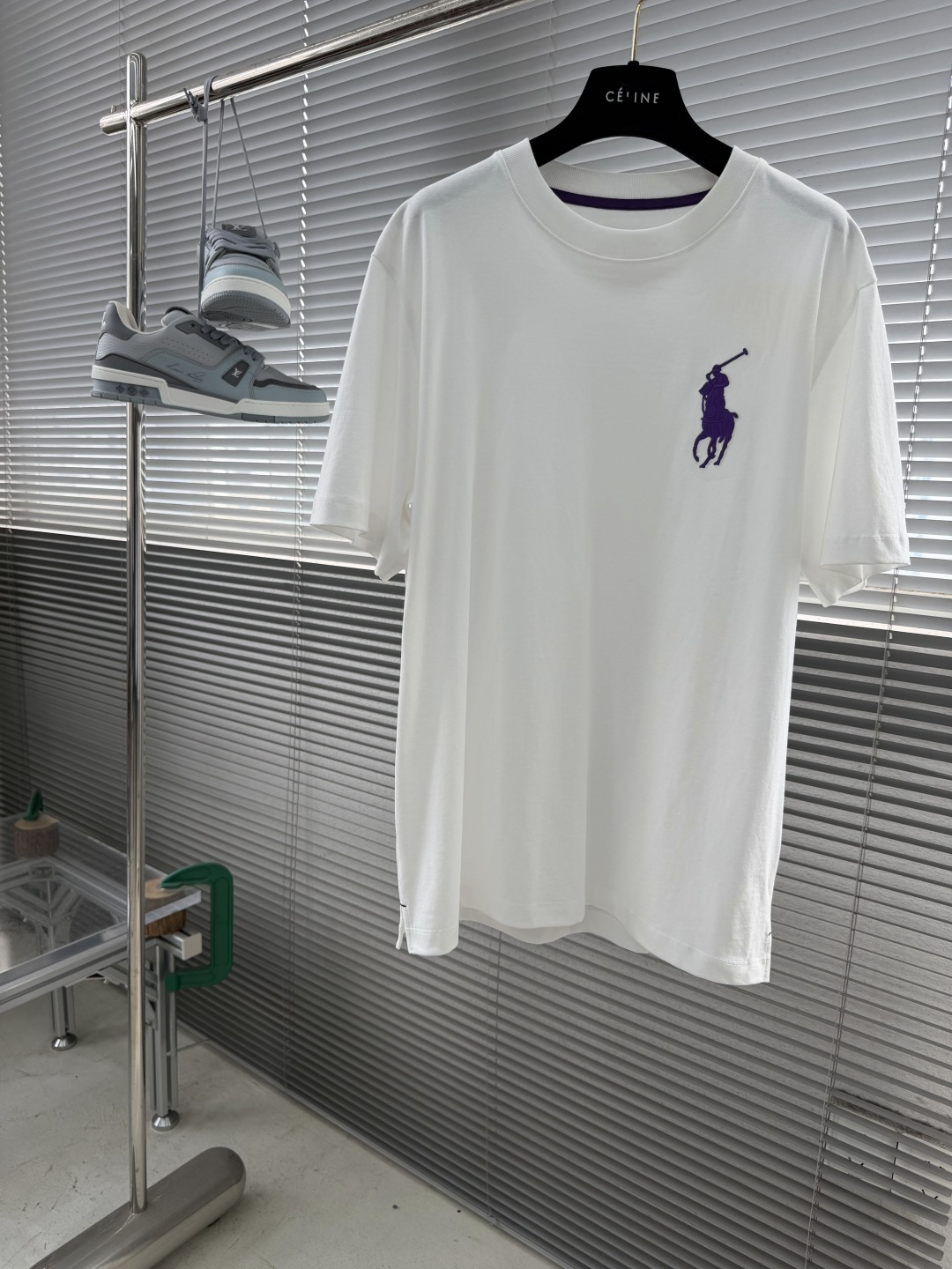 NO:870519,-Ralph Lauren 2026 Spring and Summer Classic Knight Logo Round Neck Short-Sleeved T-shirt. Different craftsmanship brings different visual effects. This year, the knight pattern is presented with fashionable contrasting embroidery on the chest, and the brand letters on the back are embellished with contrasting embroidery to highlight the overall texture of the details!  Simple design has higher requirements for fabrics, patterns, and more detailed embellishments. Pattern makers with more than ten years of experience have mastered the pattern and feel it on the upper body. Slightly loose tailoring. The upper body is unrestrained, wide but not fat. Whether it is worn inside or outside, you can feel that it is fashionable and stylish and very brand-name. The fabric is made of customer-supplied high-count cotton fabric. The upper body is skin-friendly and breathable. The surface has a warm luster. The fabric has high density, is crisp and stylish, and has good durability and will not fade easily after long-term wear.  Size M-5XL,,loro piana,T-shirt,tees,t-shirt,19860909-Ralph Lauren 2026春夏 年年经典骑士标志圆领短袖T恤衫 不一样的工艺带来不同的视觉效果 今年采用胸口时尚撞色刺绣骑士图案的来呈现,后背品牌字母撞色刺绣点缀 让整体凸显细节质感！简约的设计 对面料 版型 更细节点缀 要求越高 十几年制版师 对版型的把握 上身感受便知 略宽松的剪裁 上身无拘无束 宽而不肥 不管内搭还是外穿 上身就能体会它时尚有型而且很大牌,面料采用 客供高支全棉面料 上身亲肤 透气 表面有着温润的光泽感 面料密度高,挺括有型的同时 耐穿性好 久穿不易泛旧 尺码M-5XL,,loro piana,T-shirt,tees，t-shirt,,Men's clothing