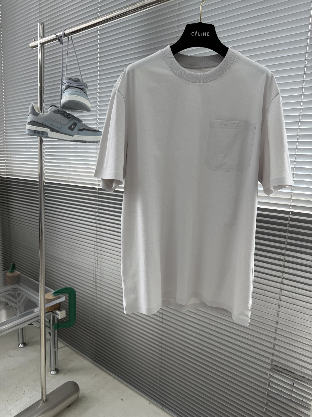 NO:872667,-Lightweight and comfortable basic style or don’t come!  !  !  Here comes the ceiling. 2026ss/PRAD new popular basic quick-drying short-sleeves are equipped with the latest glued seamless technology, making the inside and outside sides feel cool and comfortable. The laser-cut logo logo on the pockets and the triangle logo decoration on the back are full of details. Good short-sleeves. It is recommended to keep it for yourself. Sizes M-5XL, prada, T-shirt,19860909-轻盈舒适 基础款 要么不来！！！ 来了就是天花板.2026ss/PRAD 新爆款基础款速干短袖 搭配最新压胶无缝工艺,让内外两侧触感和贴身 都是凉爽舒服.口袋处激光镂空logo标志点缀 后背三角标装饰 不乏细节处理.好短袖 推荐自留 尺码M-5XL,,prada,T-shirt,,Men's clothing