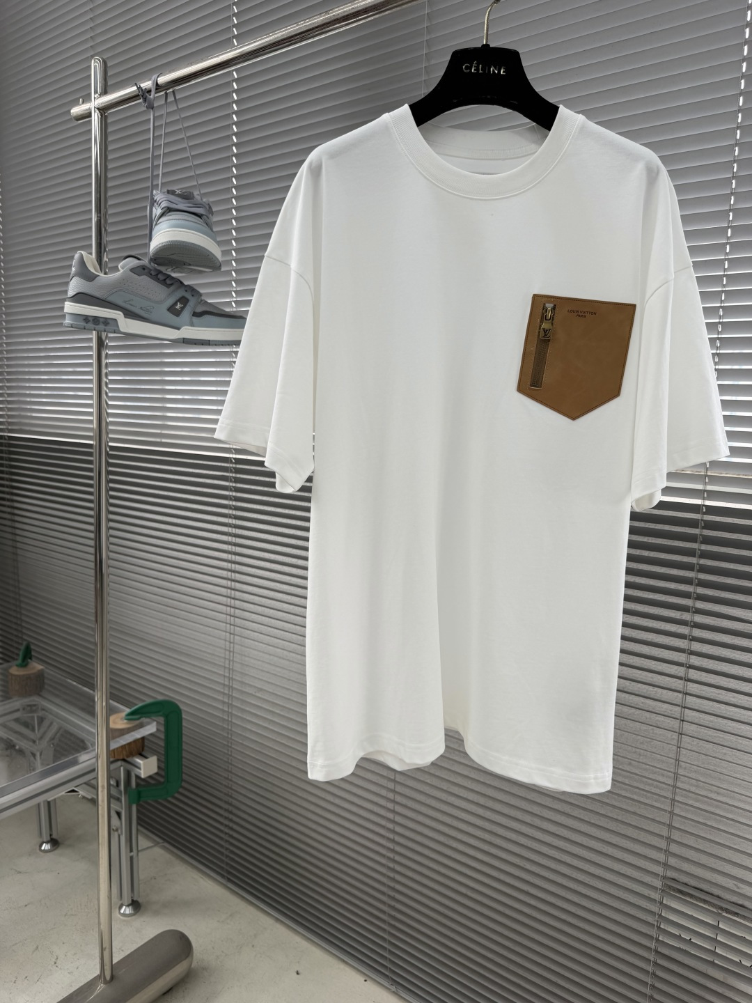 NO:870503,-Donkey brand 26SS spring and summer style pocket embossed short-sleeved T-shirt. 280g cotton double yarn tight and smooth fabric. The cloth pattern is clear and the hand feel is very delicate and solid. Every stitch and line is carefully crafted. The whole garment is three-dimensionally positioned and tailored. The upper body is handsome and the version is excellent. Sizes M-3XL, Louis Vuitton, T-shirt, tees, t-shirt,19860909-驴牌 26SS春夏款口袋压花短袖T恤 280g全棉双纱紧密爽滑面料 布纹清晰 手感非常细腻扎实 一针一线都是精工细作 整衣立体定位剪裁 上身帅气十足 版型极佳 尺码M-3XL,,louis vuitton,T-shirt,tees，t-shirt,,Men's clothing