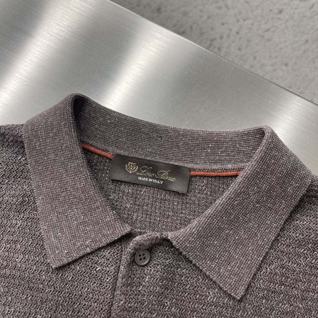 -Loro Piana    春夏新款来啦～ 麻纤维混纺的坑条短袖针织POLO衫，自带老钱风的慵懒高级感