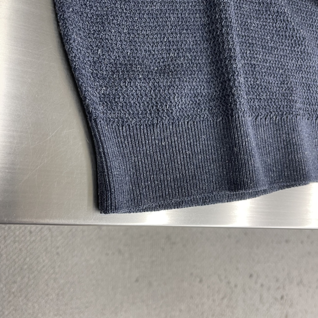 -Loro Piana    春夏新款来啦～ 麻纤维混纺的坑条短袖针织POLO衫，自带老钱风的慵懒高级感