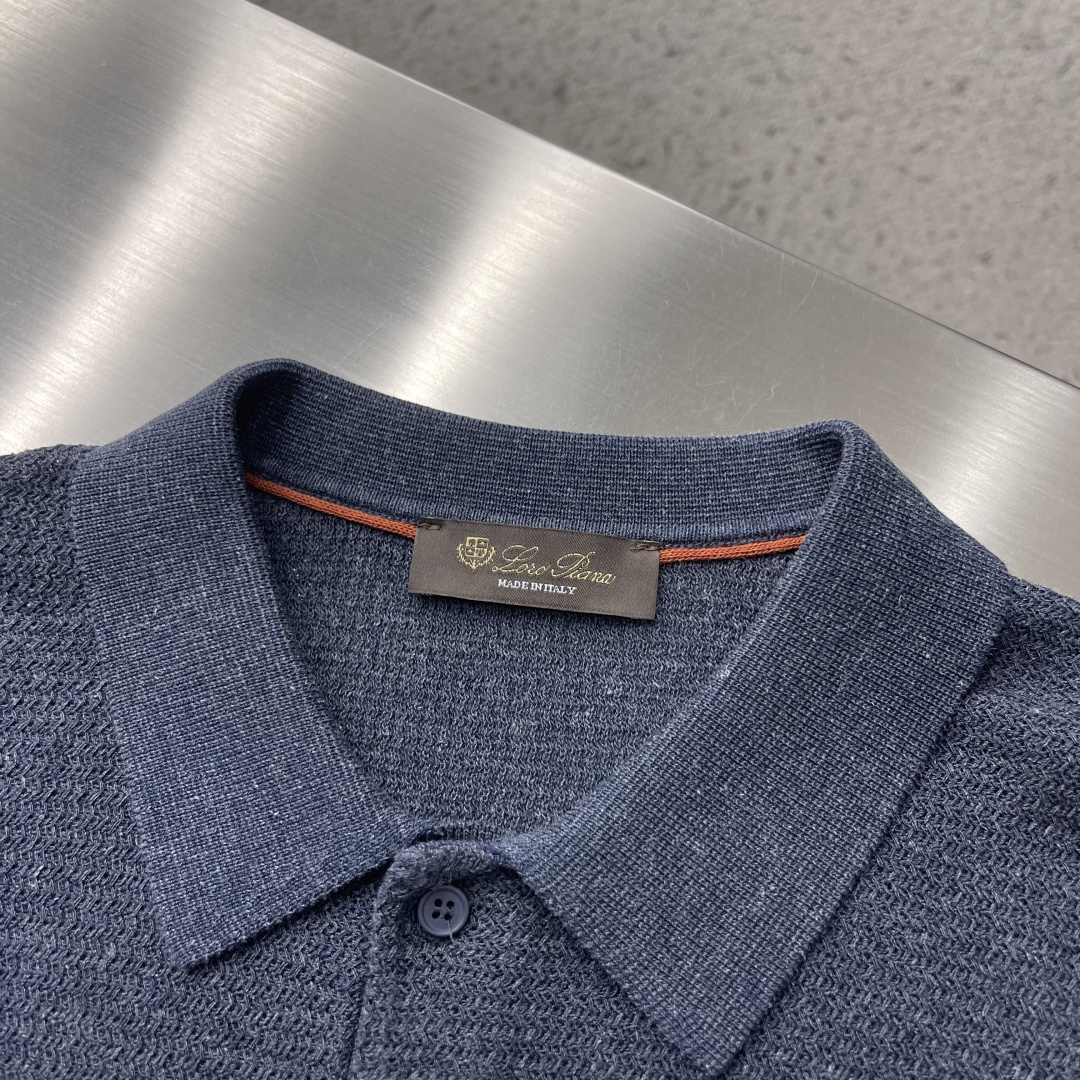-Loro Piana    春夏新款来啦～ 麻纤维混纺的坑条短袖针织POLO衫，自带老钱风的慵懒高级感
