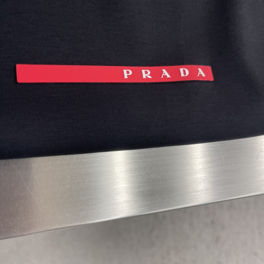 -PRAD     经典红标系列短袖T恤胸前LOGO设计更显得不凡跟高档，大气，简约，基础，耐看，但又独