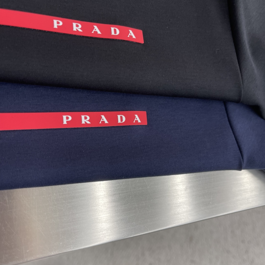 -PRAD     经典红标系列短袖T恤胸前LOGO设计更显得不凡跟高档，大气，简约，基础，耐看，但又独