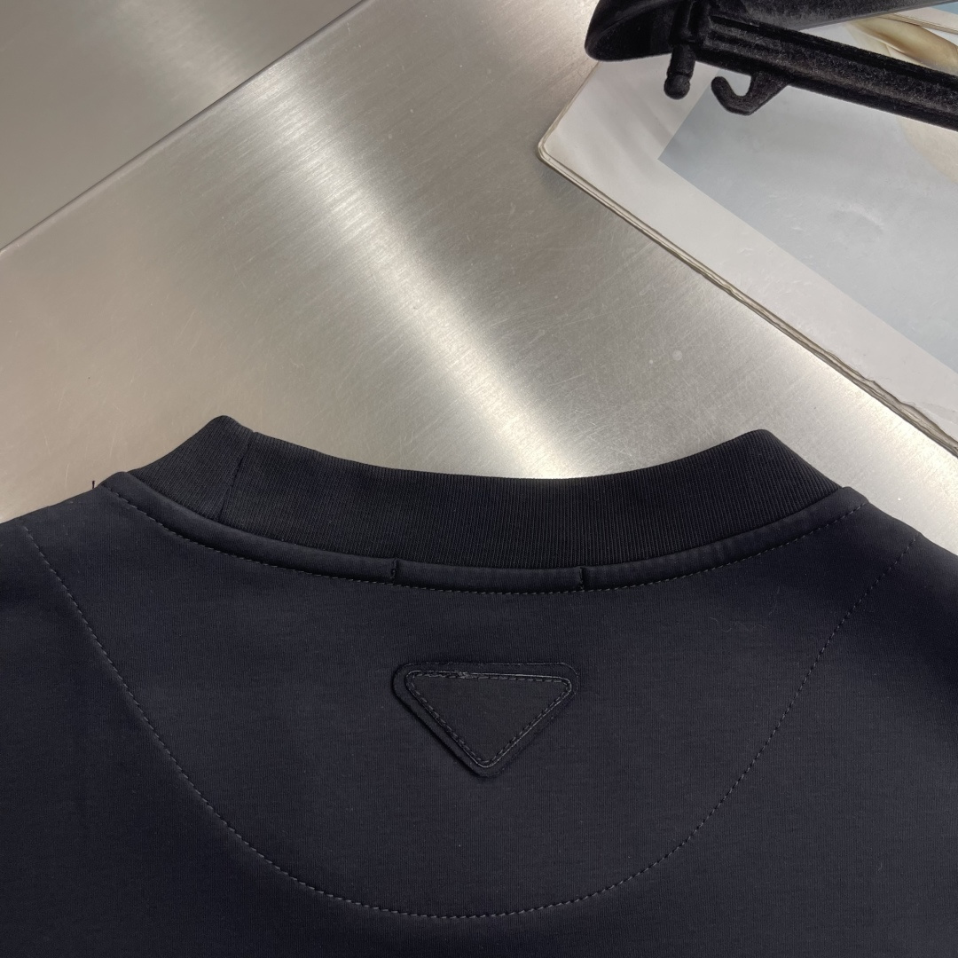 -PRAD     经典红标系列短袖T恤胸前LOGO设计更显得不凡跟高档，大气，简约，基础，耐看，但又独