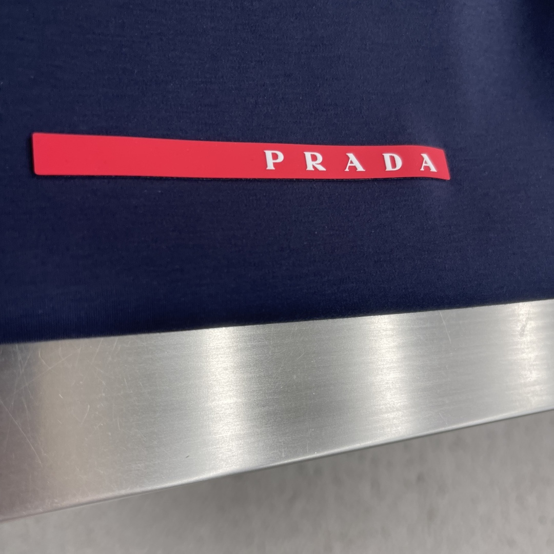 -PRAD     经典红标系列短袖T恤胸前LOGO设计更显得不凡跟高档，大气，简约，基础，耐看，但又独