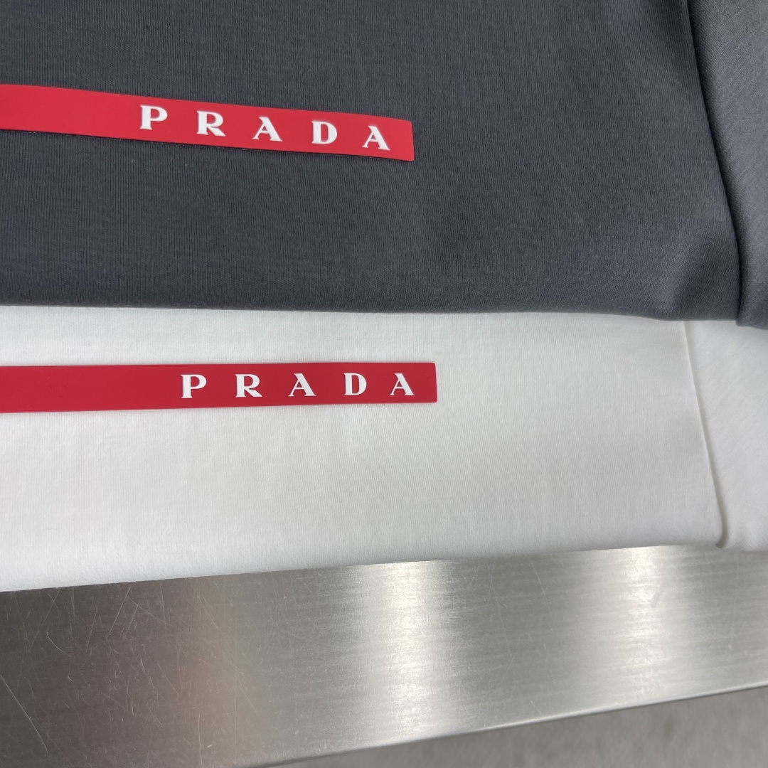 -PRAD     经典红标系列短袖T恤胸前LOGO设计更显得不凡跟高档，大气，简约，基础，耐看，但又独
