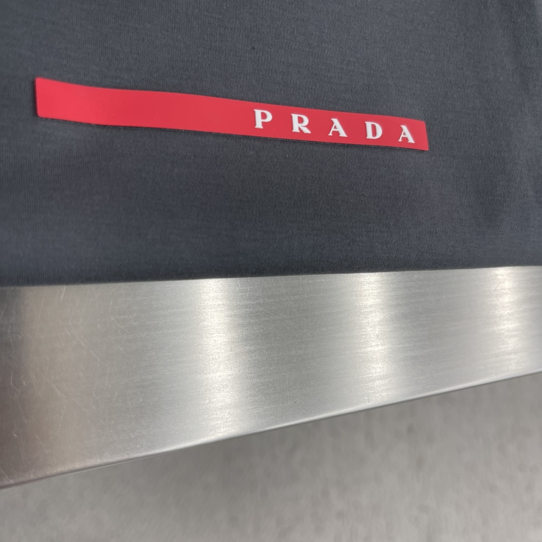 -PRAD     经典红标系列短袖T恤胸前LOGO设计更显得不凡跟高档，大气，简约，基础，耐看，但又独