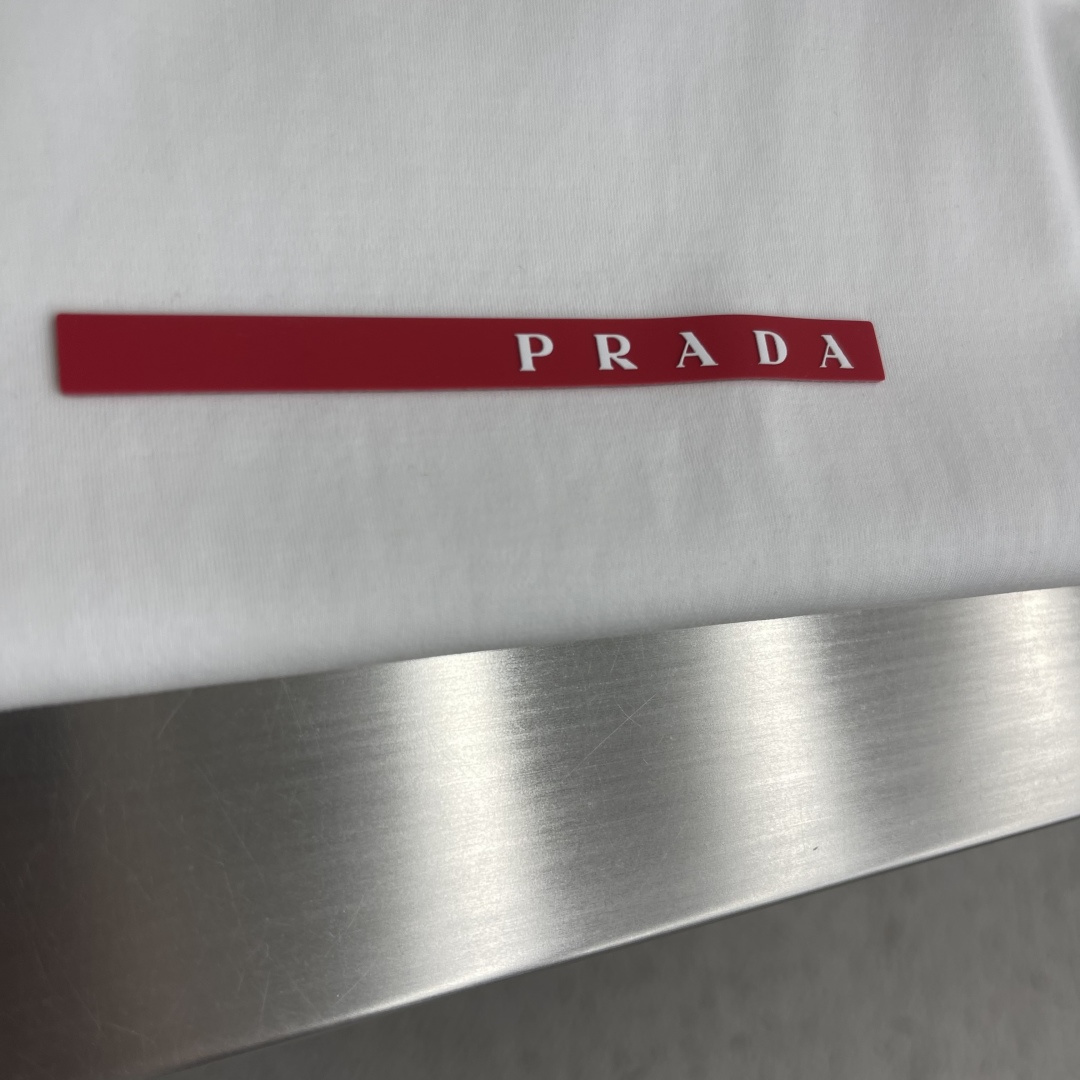 -PRAD     经典红标系列短袖T恤胸前LOGO设计更显得不凡跟高档，大气，简约，基础，耐看，但又独
