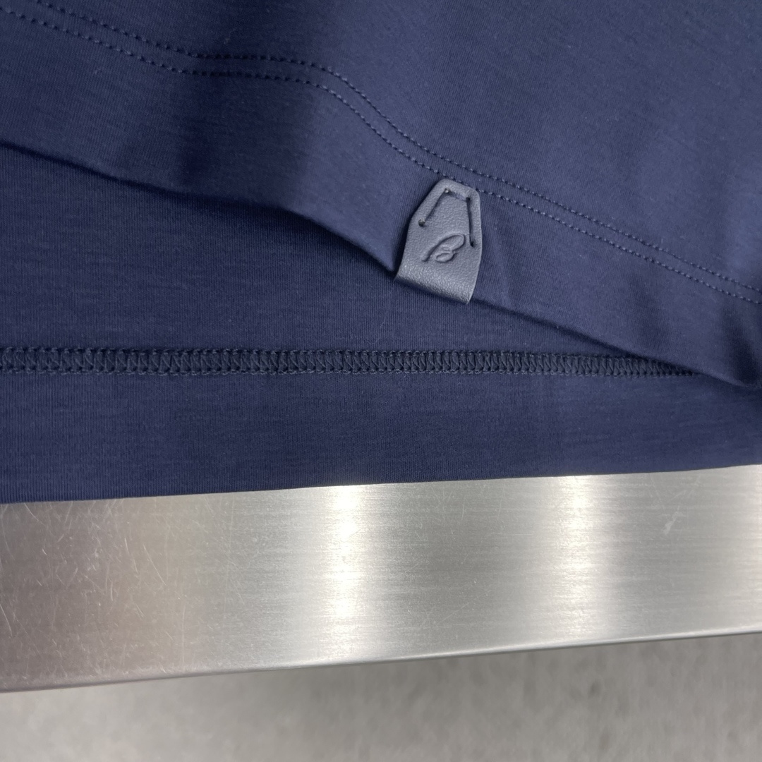 -Brioni     26ss春夏新款绣花细节圆领T恤夏日清凉新选择👕这款短袖，绝对是今夏衣橱的必备单