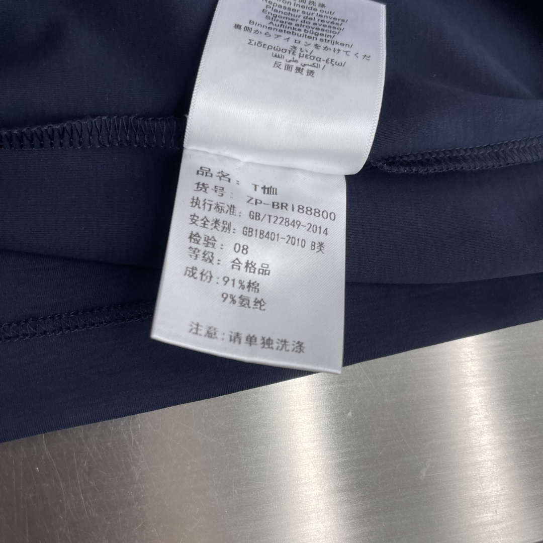 -Brioni     26ss春夏新款绣花细节圆领T恤夏日清凉新选择👕这款短袖，绝对是今夏衣橱的必备单