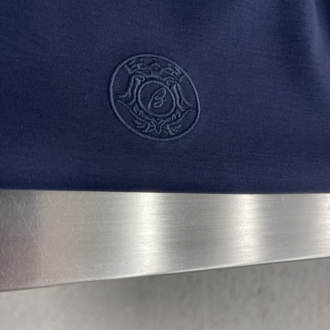 -Brioni     26ss春夏新款绣花细节圆领T恤夏日清凉新选择👕这款短袖，绝对是今夏衣橱的必备单