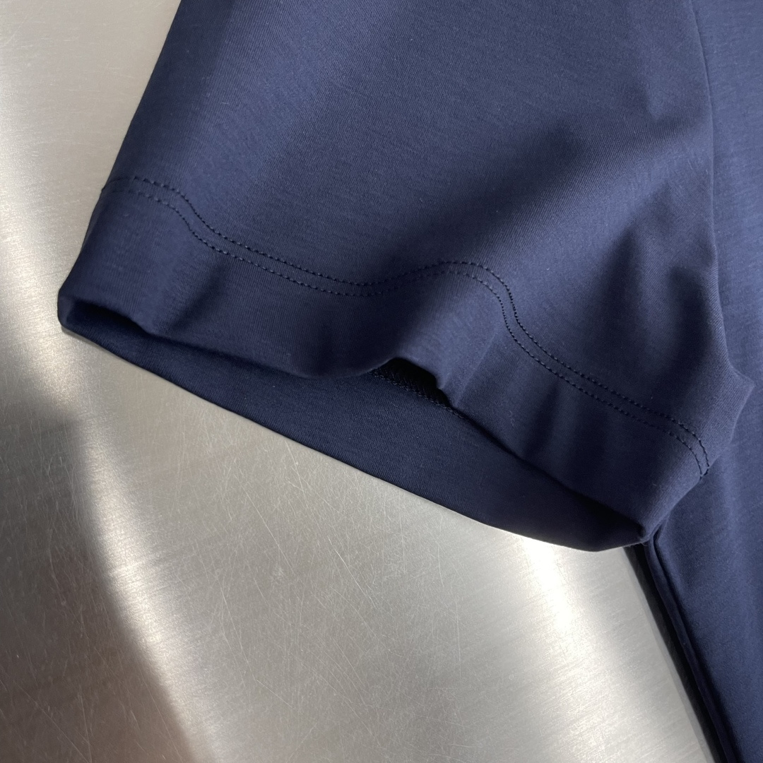 -Brioni     26ss春夏新款绣花细节圆领T恤夏日清凉新选择👕这款短袖，绝对是今夏衣橱的必备单