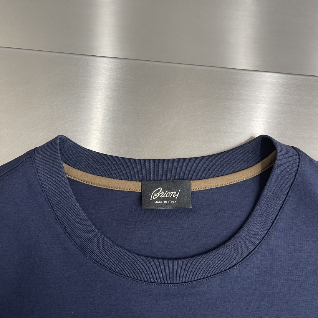 -Brioni     26ss春夏新款绣花细节圆领T恤夏日清凉新选择👕这款短袖，绝对是今夏衣橱的必备单