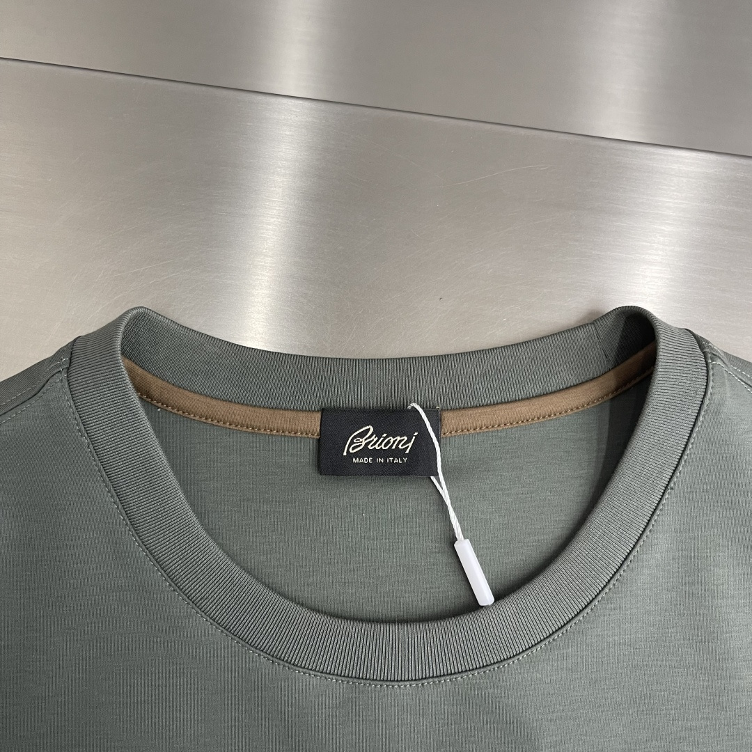 -Brioni     26ss春夏新款绣花细节圆领T恤夏日清凉新选择👕这款短袖，绝对是今夏衣橱的必备单