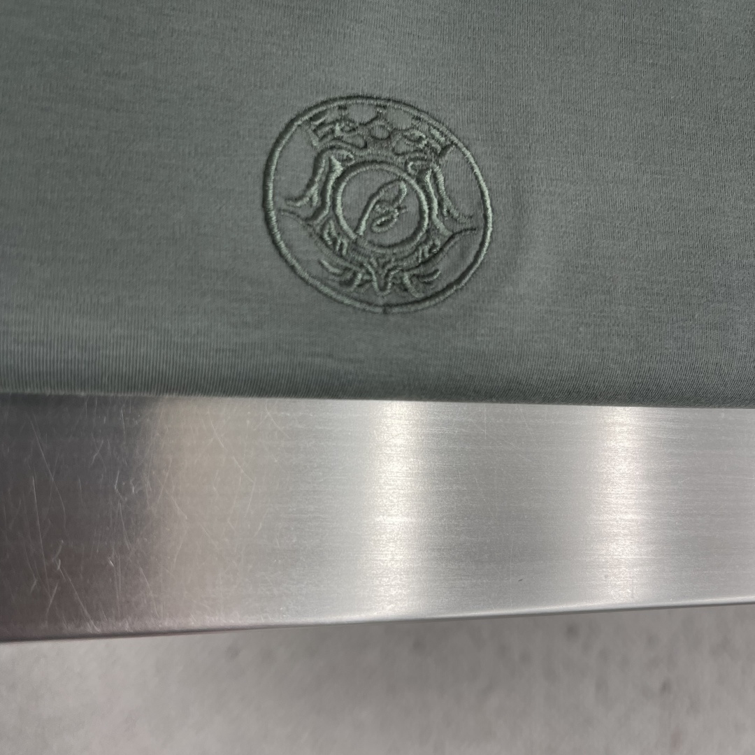 -Brioni     26ss春夏新款绣花细节圆领T恤夏日清凉新选择👕这款短袖，绝对是今夏衣橱的必备单