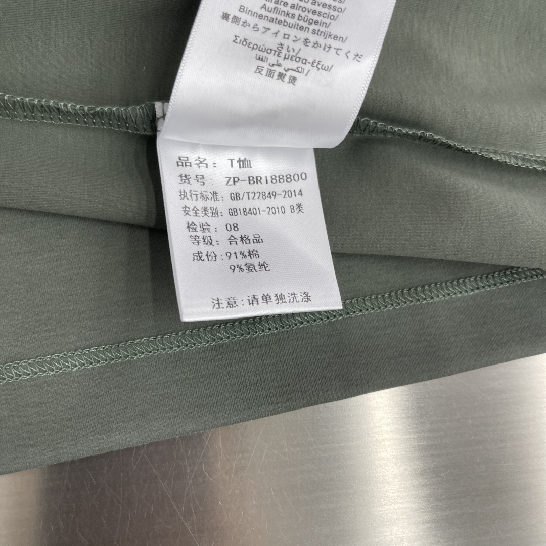 -Brioni     26ss春夏新款绣花细节圆领T恤夏日清凉新选择👕这款短袖，绝对是今夏衣橱的必备单