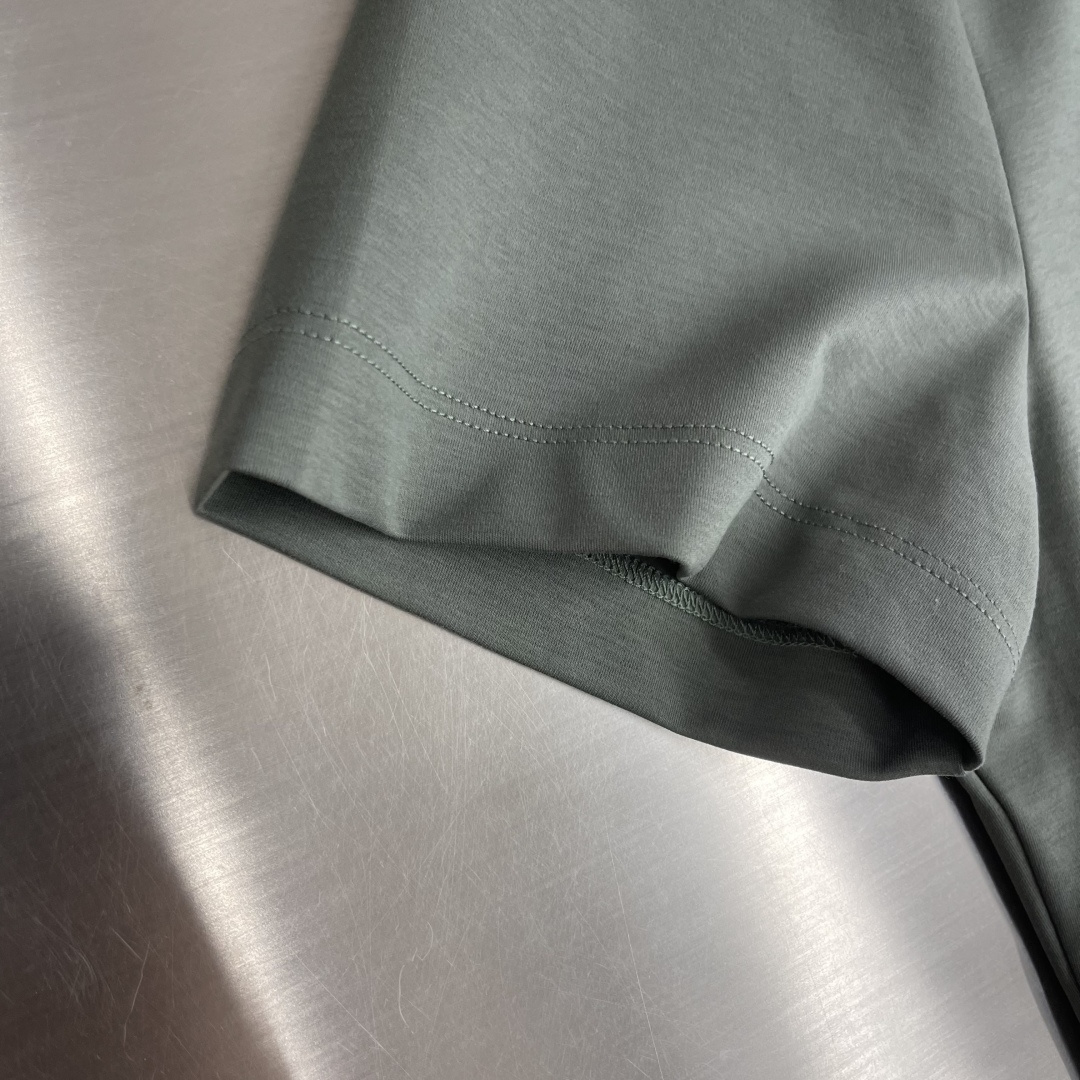 -Brioni     26ss春夏新款绣花细节圆领T恤夏日清凉新选择👕这款短袖，绝对是今夏衣橱的必备单