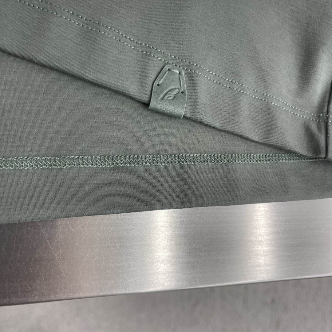 -Brioni     26ss春夏新款绣花细节圆领T恤夏日清凉新选择👕这款短袖，绝对是今夏衣橱的必备单