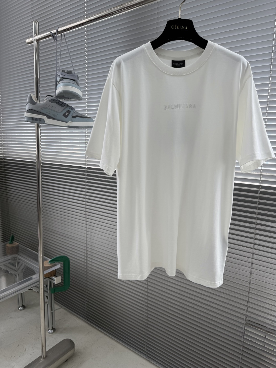 NO:870496,-Balenciag 2026 spring and summer new short-sleeved round neck T-shirt with avant-garde and fashionable design!  The brand logo is designed with heavy craftsmanship. Customized long-staple cotton fabric. Soft to the touch. Comfortable to wear. Exquisite stitching at the counter level. Fine workmanship. The upper body effect is incomparably handsome!  A must-have item for a stylish man!  Size S-XL,,balenciaga,T-shirt,tees,t-shirt,19860909-Balenciag 2026春夏新款短袖圆领T恤 设计前卫时尚！品牌logo重工艺设计 定制长绒棉面料.手感柔软.穿着舒适.专柜级别精致车线.做工精细.上身效果无敌帅气！型男必备单品！ 码数 S-XL,,balenciaga,T-shirt,tees，t-shirt,,Men's clothing