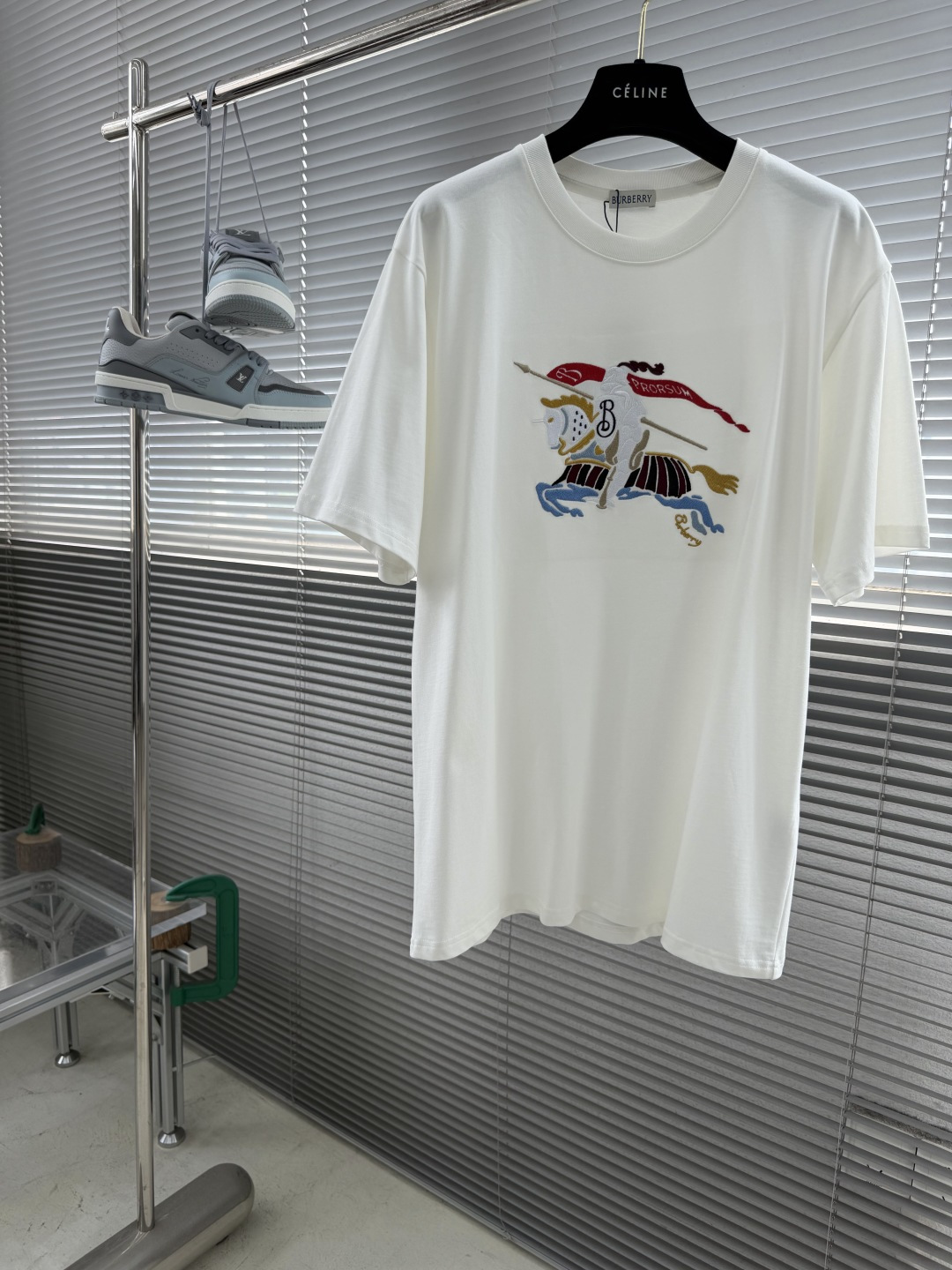 NO:870488,-BBR26ss new spring and summer war horse embroidered T-shirt, made of plain cotton fabric, showing a casual fit. Incorporated with Bur Equestrian Knight logo (EKD) embroidery, interpreted in colorful colors. Rib knitted collar, embellished with Bur letter embroidered logo on the front. Size S-XL,,burberry,19860909-BBR26ss春夏新款战马刺绣T 恤衫,选用平织棉面料打造,呈现休闲版型.融入 Bur 马术骑士徽标（EKD）刺绣,以缤纷色彩演绎. 罗纹针织领口,正面点缀 Bur 字母刺绣徽标 码数S-XL,,burberry,,Men's clothing