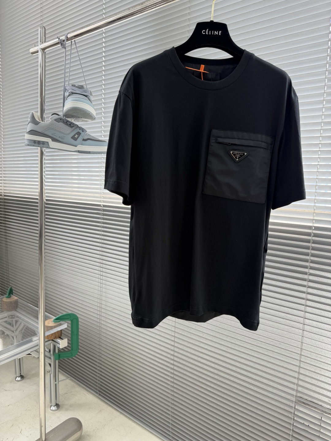 NO:870477,-PRAD triangular logo pocket short sleeves. Customized high-elastic jersey material. Delicate and soft, comfortable and close to the skin. The classic black tone exudes an innate sense of luxury. It is warm and devouring. The iconic Prad* triangle logo embellishes the chest. Integrated Re-Nylon nylon fabric embellishes the square silhouette. Cross-field aesthetic grafting. Exquisite small pocket design highlights quality and style. Reveals a flexible and relaxed beauty. A picture of walking in the city. Deconstructing the attitude of a modern gentleman.  Imported special machine infrared positioning 'Prad* triangle mark' is used to position it more accurately and firmly. Needle and shuttle splicing technology can make full use of the respective advantages of knitted fabrics and woven fabrics. By choosing the appropriate sewing process and stitches, the splicing parts can be ensured to be strong and beautiful. Template machine bag opening The preset template guides the position, shape and size of the bag opening. The accuracy ensures the quality of the bag opening effect. Size S M L XL XXL Length 66.5 68 69.5  71 72.5 Shoulder width 48.5 50.5 52.5 54.5 56.5 Bust 105 109 113 117 121,,prada,T-shirt,19860909-PRAD 三角标口袋短袖 定制高弹平纹针织料 细腻柔软 舒适贴肤 经典黑色调散发与生俱来的高级感 有温度的吞噬 标志性Prad*三角标点缀胸前 融合Re-Nylon 尼龙织物点缀方正廓形 跨领域美学嫁接 精致的小口袋设计 彰显品质与格调 流露一股柔韧的松弛美 漫步于都市的画卷 解构现代绅士的态度 采用进口专机红外线定位“Prad*三角标” 位置更为精准 牢固结实 针梭拼接技术 能够充分利用针织面料和梭织面料的各自优点 通过选择合适的缝制工艺和线迹 可以确保拼接部位牢固且美观 模版机开袋 预设的模板来指导开袋的位置 形状和大小 精确性确保了开袋效果质量 尺码 S M L XL XXL 衣长66.5 68 69.5 71 72.5 肩宽48.5 50.5 52.5 54.5 56.5 胸围 105 109 113 117 121,,prada,T-shirt,,Men's clothing