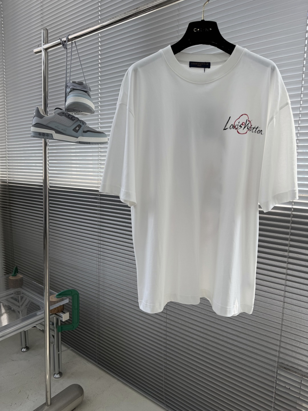 NO:870463,-Donkey brand 2026 spring and summer new fashion round neck 260g short-sleeved T-shirt washed and worn, hand-painted classic style customized fabric trendy elements perfect details The upper body effect is very good, the same loose version for men and women, the texture and texture are full of trendy brands. An excellent popular style upper body, super stylish, a must-have artifact for reducing age!  Size M-XXL,,louis vuitton,T-shirt,tees,t-shirt,19860909-驴牌2026春夏新款时尚圆领260克重 短袖T恤 水洗磨破,手绘工艺经典款式 定制面料 潮流元素 完美细节 上身效果非常好 男女同款宽松版型,质感纹路潮牌十足 绝佳的爆款上身超级有型、减龄必备神器！ 尺码M-XXL,,louis vuitton,T-shirt,tees，t-shirt,,Men's clothing