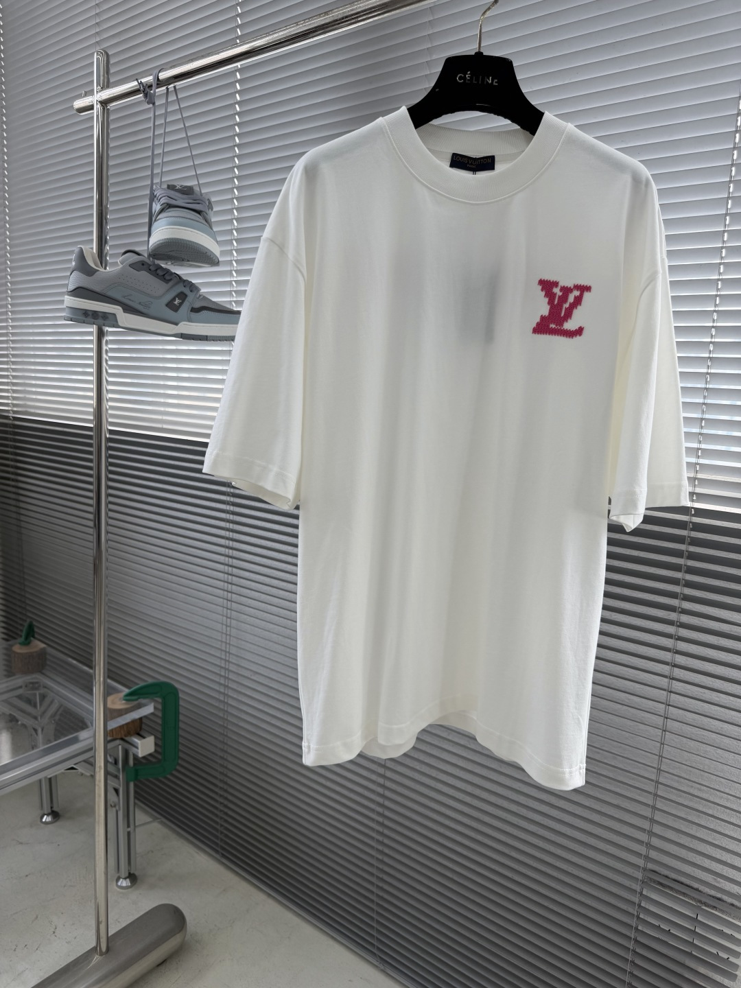 NO:870469,- Donkey Brand 2026 Spring and Summer New Style Fashion Round Neck 260g Short Sleeve T-shirt Washed and worn, hand-painted classic style Customized fabric Trendy elements Perfect details The upper body effect is very good The same loose version for men and women, the texture and texture are full of trendy brands Excellent hot style for men and women, the upper body is super stylish, a must-have artifact for reducing age!  Size M-XXL,,louis vuitton,T-shirt,tees,t-shirt,19860909-驴牌 2026春夏新款时尚圆领260克重 短袖T恤 水洗磨破,手绘工艺经典款式 定制面料 潮流元素 完美细节 上身效果非常好 男女同款宽松版型,质感纹路潮牌十足 绝佳的爆款男女同款,上身超级有型、减龄必备神器！ 尺码M-XXL,,louis vuitton,T-shirt,tees，t-shirt,,Men's clothing