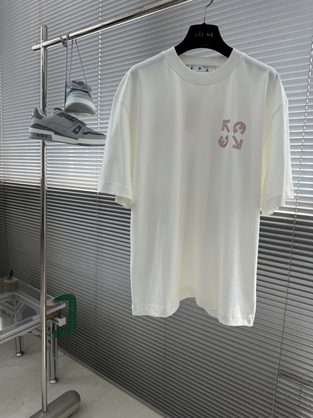 NO:872648,-off white2026 spring and summer latest round neck fashionable short-sleeved T-shirt, official website synchronization, pure cotton fabric at the counter!  Comfortable against the skin, durable and easy to wear, classic and simple logo design, meticulous original craftsmanship, a must-have item for handsome men, sizes M to XXL, the version is half a size larger, off white, T-shirt, tees, t-shirt,19860909-off white2026春夏最新款圆领时尚短袖T恤,官网同步,专柜纯棉面料！贴肤舒适,耐看又好穿,经典简约logo设计,原厂工艺一丝不苟,型男必备单品 码数M一XXL 版型偏大半个码数,,off white,T-shirt,tees，t-shirt,,Men's clothing
