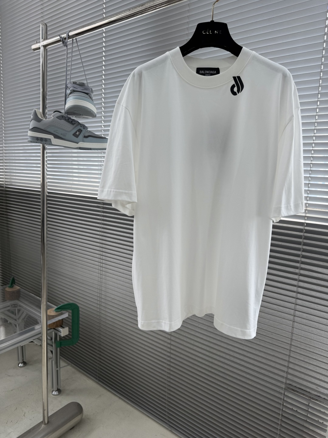 NO:870478,-Balenciag 2026 new original men's casual bottoming short-sleeved T-shirt!  High version, fashionable and versatile, loose fit. Imported double-ply pure cotton fabric. Threaded cuffs and collar. Super soft and delicate feel. Skin-friendly and comfortable to wear. High-end boutique. The upper body is finely made by the factory. It is a must-have item for men. Three standards are complete. Sizes M-XXL. The largest size can wear about 200 pounds, balenciaga, T-shirt, tees, t-shirt,19860909-Balenciag 2026新款原单男士休闲打底短袖T恤！高版本 时尚百搭爆款宽松版型 进口双股纯棉面料 螺纹袖口.领口衣摆 手感超柔软细腻 穿着亲肤舒适 高端精品 代工厂精细做上身非常赞 男士必备单品 三标齐全 尺码M-XXL 最大码可穿200斤左右,,balenciaga,T-shirt,tees，t-shirt,,Men's clothing