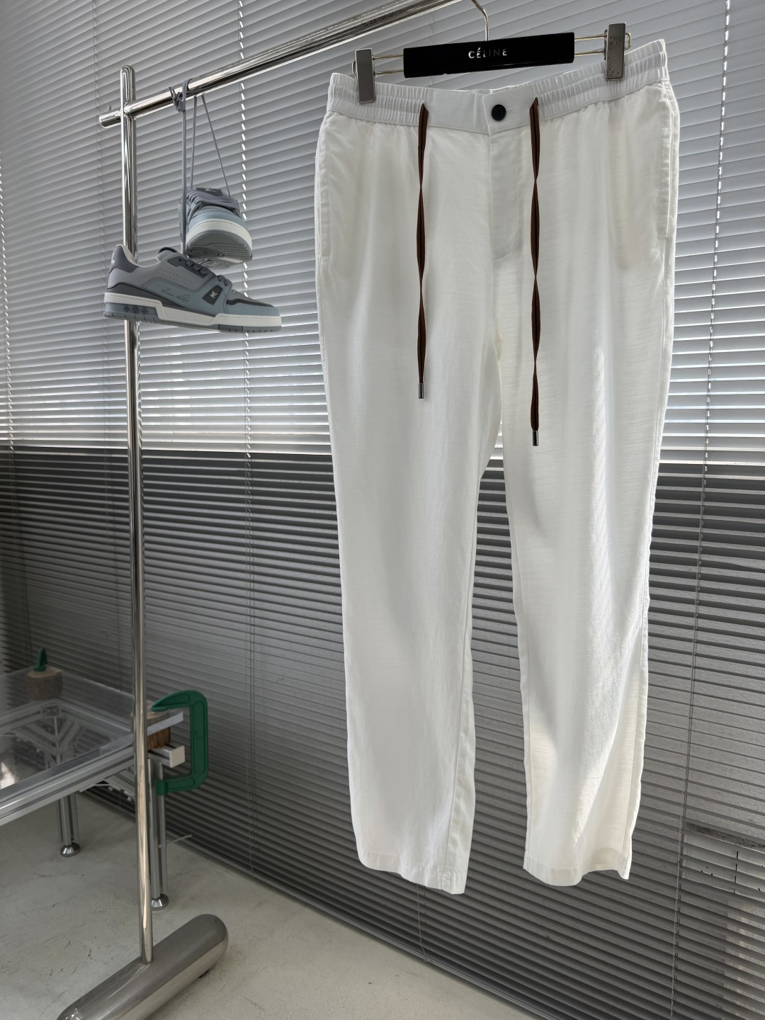 NO:870437,Trousers -Z Zegn 70 linen 30 tencel lyocell  While retaining the original pleated feel of linen, it also takes into account the best wearing comfort. The new spring and summer 2026 casual pants interpret the relaxed aesthetics of contemporary gentlemen with a simple silhouette. The color is warm and versatile, and the straight cut and slightly tapered design achieve a perfect balance between neatness and casualness. The elastic waistband is integrated with drawstrings, taking into account both comfortable fit and styling layer. The front slant pockets add practical details, making it easy to deal with whether it is a business commute or a weekend trip.  The material selection is 70% linen blended with 30% Tencel. Natural linen brings excellent breathability and moisture wicking effect. Tencel fiber gives the fabric a silky touch and drapey texture. The dual characteristics allow the trousers to have the breathing feeling of linen while avoiding the trouble of wrinkles. They are clean for spring and summer wear.  Refreshing but not stuffy. The overall style is between formal and casual. This effortless sense of luxury is a must-have for the 2026 spring and summer wardrobe, allowing the wearer to maintain an elegant posture and a comfortable state of mind in any occasion, interpreting modern men's dual pursuit of quality and comfort.  Code number 48-56 (M-3XL),,19860909长裤 -Z Zegn 70亚麻30天丝莱赛尔面料 在保留亚麻原始褶皱感的同时兼顾最佳的穿着舒适度.2026春夏新品休闲裤,以简约廓形诠释当代绅士的松弛美学.色调温润百搭,直筒剪裁配合微收脚设计,在利落与随性间取得完美平衡.松紧腰头融合抽绳,兼顾舒适贴合与造型层次,前侧斜插口袋增添实用细节,无论是商务通勤还是周末出行皆能从容应对. 材质甄选70亚麻混纺30天丝,天然亚麻带来卓越透气性与吸湿排汗效果,天丝纤维赋予面料丝滑触感与垂坠质感,双重特性让裤装既有亚麻的呼吸感又避免了易皱困扰,春夏穿着清爽不闷热.整体风格介于正装与休闲之间,这种不费力的高级感正是2026春夏衣橱必备,让穿着者在任何场合都能保持优雅姿态与自在心境,诠释现代男性对品质与舒适的双重追求. 码数48-56（M-3XL）,,,Men's clothing