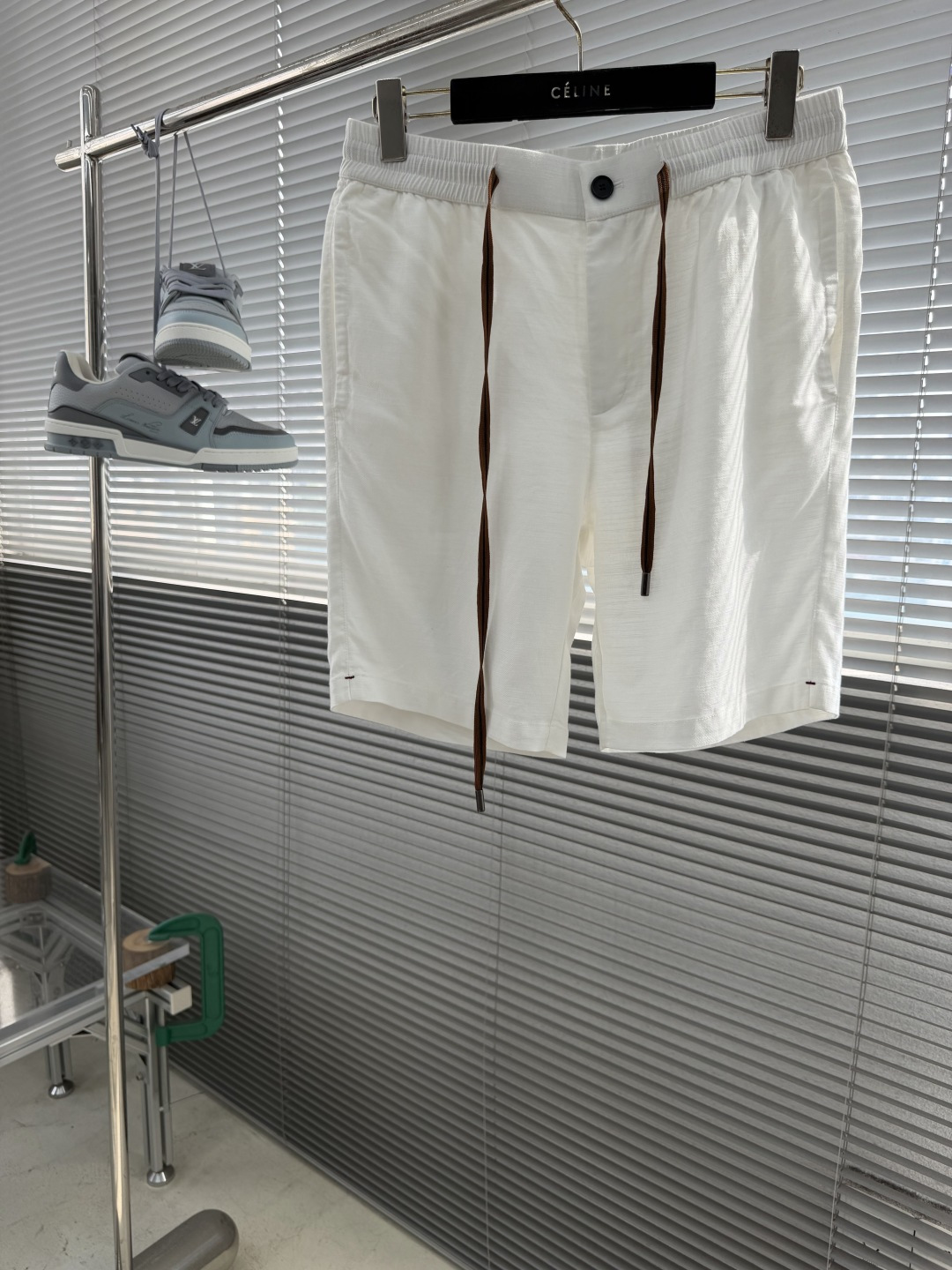 NO:870428,Shorts - Z Zegn 70 linen 30 Tencel Lyocell fabric retains the original pleated feel of linen while taking into account the best wearing comfort. The new casual shorts for spring and summer 2026 interpret the relaxed aesthetics of contemporary gentlemen with a simple silhouette. The color is warm and versatile, and the straight cut achieves a perfect balance between neatness and casualness. The elastic waistband is integrated with drawstrings, taking into account both comfortable fit and styling layer. The front slant pockets add practical details, making it easy to deal with whether it is a business commute or a weekend trip.  The material selection is 70% linen blended with 30% Tencel. Natural linen brings excellent breathability and moisture wicking effect. Tencel fiber gives the fabric a silky touch and drape texture. The dual characteristics allow the pants to have the breathability of linen while avoiding the trouble of wrinkles. It is refreshing and not stuffy to wear in spring and summer. This effortless sense of luxury is a must-have for the 2026 spring and summer wardrobe, allowing the wearer to maintain an elegant posture and a comfortable state of mind in any occasion, interpreting modern men's dual pursuit of quality and comfort.  Code number 48-56 (M-3XL),,shorts,19860909短裤 -Z Zegn 70亚麻30天丝莱赛尔面料 在保留亚麻原始褶皱感的同时兼顾最佳的穿着舒适度.2026春夏新品休闲短裤,以简约廓形诠释当代绅士的松弛美学.色调温润百搭,直筒剪裁利落与随性间取得完美平衡.松紧腰头融合抽绳,兼顾舒适贴合与造型层次,前侧斜插口袋增添实用细节,无论是商务通勤还是周末出行皆能从容应对. 材质甄选70亚麻混纺30天丝,天然亚麻带来卓越透气性与吸湿排汗效果,天丝纤维赋予面料丝滑触感与垂坠质感,双重特性让裤装既有亚麻的呼吸感又避免了易皱困扰,春夏穿着清爽不闷热.这种不费力的高级感正是2026春夏衣橱必备,让穿着者在任何场合都能保持优雅姿态与自在心境,诠释现代男性对品质与舒适的双重追求. 码数48-56（M-3XL）,,shorts,,Men's clothing