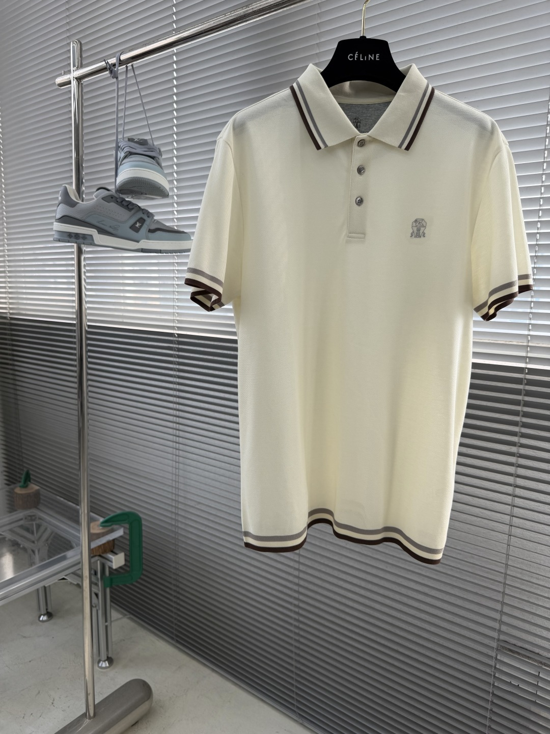 NO:872733,-BC 26 new spring and summer embroidered logo embellished piqué cotton Polo shirt. High-grade piqué knitted fabrics are selected. The texture is dense and full, warm and breathable to the touch. It has excellent drape and anti-deformation properties. The upper body is dry and not sweaty. It takes into account the comfortable body feel of summer wear and the stiff version for long-term wear. Every inch of the knitted texture shows luxury-grade and delicate workmanship, and reveals the exquisite heritage of high-end ready-to-wear in a low-key manner.  The classic contrast rib collar, cuffs and hem, dark and light stripes outline neat lines, breaking the monotony of the basic style; the low-key and exquisite brand embroidery logo on the chest is restrained and unobtrusive; the metallic shell buttons are paired with a neat placket, Slim fit tailoring to modify the body shape, and exclusive wiring technology on the back. The simple and retro academic luxury style can easily balance business and leisure wear scenarios.  Two-tone classic colors are available, milk white is gentle and elegant, navy blue is calm and elegant, regardless of age or skin color; the neat silhouette is not bulky or tight, and can be easily controlled for daily commuting, light business meetings, and leisure travel. It is perfectly suitable for the low-key luxury dressing aesthetics pursued by elite men. It does not need to be deliberately matched but has a calm and elegant high-end aura. It is a high-end essential item in the wardrobe that is versatile, durable, and timeless. Sizes M-3XL M size Bust 98  Shoulder width 43 Sleeve length 22 Dress length 73 Large Bust 102 Shoulder width 44 Sleeve length 23 Dress length 74  Wear size M if you are under 130 pounds, wear size L if you are 130-145 pounds, wear size XL if you are 145-160 pounds, wear size 2XL if you are 160-175 pounds, wear size 3XL if you are 175-185 pounds.19860909-BC 26春夏新款绣花logo点缀珠地棉Polo衫 甄选高定级珠地针织面料,肌理密实饱满、触感温润透气,兼具优越的垂坠感与抗变形属性,上身干爽不闷汗,兼顾夏季穿搭的舒适体感与长久穿着的挺括版型,每一寸针织纹路都尽显奢品级细腻做工,低调间流露高级成衣的精致底蕴. 经典撞色罗纹领边、袖口与下摆,深浅色条纹勾勒利落线条,打破基础款的单调沉闷；胸口低调精致的品牌刺绣标识,内敛不张扬；金属质感贝壳纽扣搭配利落门襟, Slim fit修身剪裁修饰身形,背部专属走线工艺加持,简约复古的学院奢雅格调,轻松平衡商务与休闲穿搭场景. 双色经典色系可选,奶白温柔雅致、藏青沉稳大气,不挑年龄与肤色；利落版型不臃肿、不紧绷,日常通勤、轻商务会晤、休闲出行皆可轻松驾驭,完美适配精英男士追求的低调奢华穿搭美学,无需刻意搭配便自带从容优雅的高级气场,是衣橱里百搭耐看、永不过时的高端刚需单品. 尺码M-3XL M码 胸围98 肩宽43 袖长22 衣长73 L码 胸围102 肩宽44 袖长23 衣长74 XL码胸围106 肩宽45 袖长24 衣长75 2XL码 胸围110 肩宽46 袖长25 衣长76 3XL码 胸围114 肩宽47 袖长26 衣长77 尺码推荐 130斤以内穿M码,130-145斤穿L码,145-160斤穿XL码,160-175斤穿2XL码,175-185斤穿3XL码,,,Men's clothing