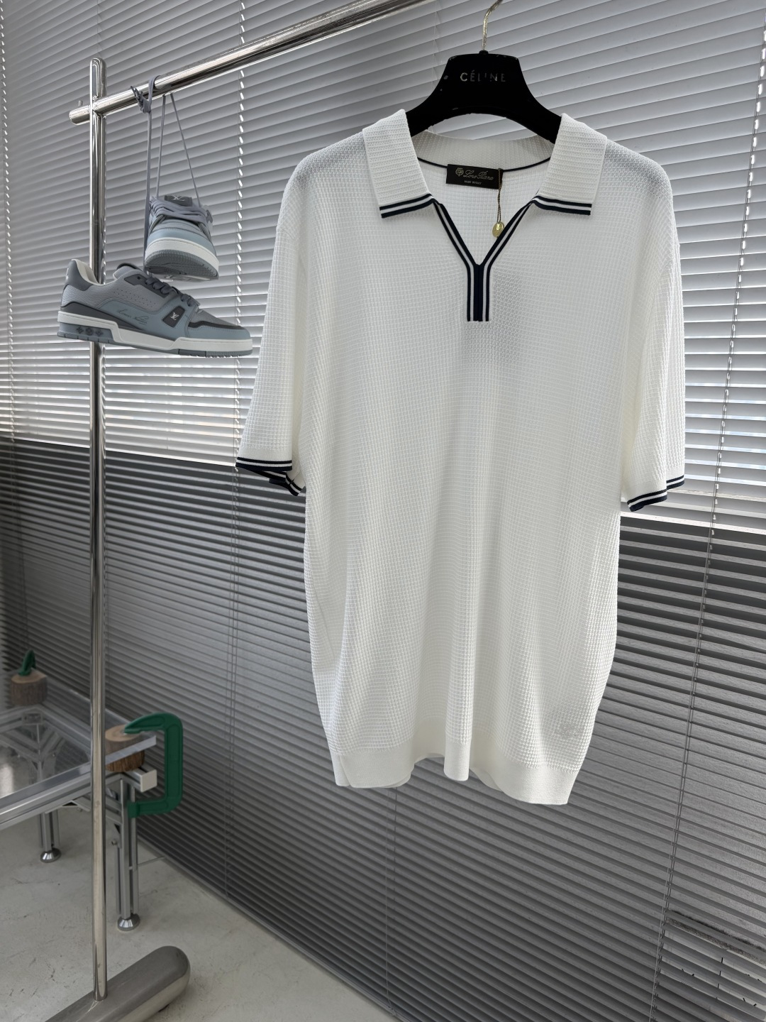 NO:870489,-Loro Piana 26SS new spring and summer old money style knitted lapel short-sleeved Polo shirt!  Wearing a relaxed and high-end feel on the body, this knitted Polo perfectly interprets the old-money aesthetic of 'simple but not simple'. The whole piece is made of custom-made yarn blended with polyester fiber and viscose fiber, and is made through a unique waffle texture knitting process. It has breathable holes, feels delicate and soft, and the upper body is dry and not sweaty, taking into account the comfort and stiffness of summer wear.  The design continues the brand's iconic low-luxury style. The buttonless V-shaped collar (commonly known as the 'seagull collar') is neat and elegant. The contrasting stripes outline the collar and cuffs, breaking the dullness without being ostentatious. The exquisite embroidered logo of the same color on the hem low-key highlights the brand identity. The slightly loose straight version is extremely tolerant to the body shape, does not pick on the body shape, and is lightweight.  Wear it loosely to create a relaxed and elegant temperament. The white model is refreshing and age-reducing, the navy model is calm and capable, and the black model is high-end and versatile. Pair it with casual trousers on a daily basis to create a business commuting look, or pair it with jeans to create a relaxed feeling on the weekend. One piece can be used in various occasions from the workplace to vacation, and it is a timeless textured item in a man's wardrobe.  Size 48-56 (M-3XL) Size reference 48 size: shoulder width 44 bust 96 length 68 50 size: shoulder width 45 bust 100 length 69 52 size: shoulder width 46 bust 104 length 70 54 size: shoulder width 47 bust 108 length 71 56 size: shoulder width 48 bust 112 length 72, loro  piana,jeans,T-shirt,19860909-Loro Piana 26SS春夏新款老钱风针织翻领短袖Polo衫！ 把松弛高级感穿在身上,这件针织Polo完美诠释了“简约不简单”的老钱美学.整体采用聚酯纤维与粘纤混纺的定制纱线,通过独特的华夫格肌理针织工艺打造,自带透气孔道,触感细腻软糯,上身干爽不闷汗,兼顾了夏季穿着的舒适感与挺括度. 设计上延续品牌标志性的低奢风格,无扣V型领（俗称“海鸥领”）利落大气,撞色条纹勾勒领边与袖口,打破沉闷又不显张扬；下摆处精致的同色系刺绣logo,低调彰显品牌身份.微宽松直筒版型对身材包容度极高,不挑身形,轻松穿出松弛有度的优雅气质.白款清爽减龄,藏蓝款沉稳干练,黑款高级百搭.日常搭配休闲西裤打造商务通勤造型,或是搭配牛仔裤演绎周末松弛感,一件就能hold住从职场到度假的多种场合,是男士衣橱里永不过时的质感单品. 尺码48-56（M-3XL） 尺寸参考 48码:肩宽44胸围96衣长68 50码:肩宽45胸围100衣长69 52码:肩宽46胸围104衣长70 54码:肩宽47胸围108衣长71 56码:肩宽48胸围112衣长72,,loro piana,jeans,T-shirt,,Men's clothing