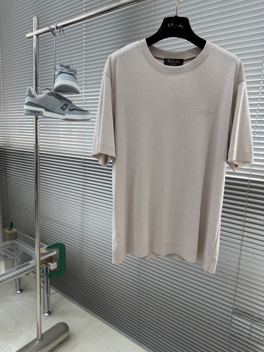 NO:870556,-Loro Piana round neck short-sleeved knitted T-shirt. The fabric has a superb texture. It is blended with the brand's rare fibers. It is woven with the best mulberry silk and island cotton. It feels as delicate and soft as mousse. It combines the coolness of silk with the breathability of cotton. It is light and draped without being close to the body. It can be worn in summer without the burden of stuffiness. It perfectly interprets the luxurious and comfortable experience of 'second skin'.  The neckline adopts three-dimensional flat lapel technology, which is individually knitted and precisely dyed. The edges are smooth and conformable without curling. It not only retains the simplicity and neatness of the classic round neck, but also enhances the durability and shape support of the collar through the delicate ribbing. It is low-key and shows the brand's extreme demands for details.  The left chest is embellished with a micro-embroidered brand logo, using high-density three-dimensional embroidery technology. The stitches are fine and compact, and the pattern is exquisite and unobtrusive. It conveys a low-key sense of luxury in the details, forming a subtle visual echo with the solid color fabric of the body, enhancing the sophistication and recognition of the overall outfit. Size 48-56 (M-3XL),, loro piana, T-shirt, tees, t-shirt,19860909-Loro Piana 圆领短袖针织T恤 面料质感超棒,采用品牌珍稀纤维匠心混纺,优选桑蚕丝与海岛棉交织织造,触感如慕斯般细腻绵柔,兼具丝质的凉润与棉料的透气,轻盈垂顺不贴身,夏日穿着毫无闷热负担,完美诠释“第二层肌肤”的奢适体验. 领口采用立体扁襟领工艺,经单独针织与精准染色处理,边缘平整服帖不卷边,既保留了经典圆领的简约利落,又通过细腻的罗纹收边增强了领口的耐穿性与版型支撑力,低调中尽显品牌对细节的极致苛求. 左胸位置点缀微型刺绣品牌标识,采用高密度立体绣工艺,针脚细密紧致,图案精致小巧不张扬,于细微处传递出低调的奢华感,与衣身纯色面料形成微妙的视觉呼应,提升整体穿搭的精致度与辨识度. 码数48-56（M-3XL）,,loro piana,T-shirt,tees，t-shirt,,Men's clothing