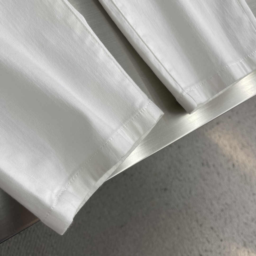 -Loro Piana   纯白色牛仔裤 肉眼可见的利落裁剪，小直筒款裤型！100%定织定染牛仔丹宁布面