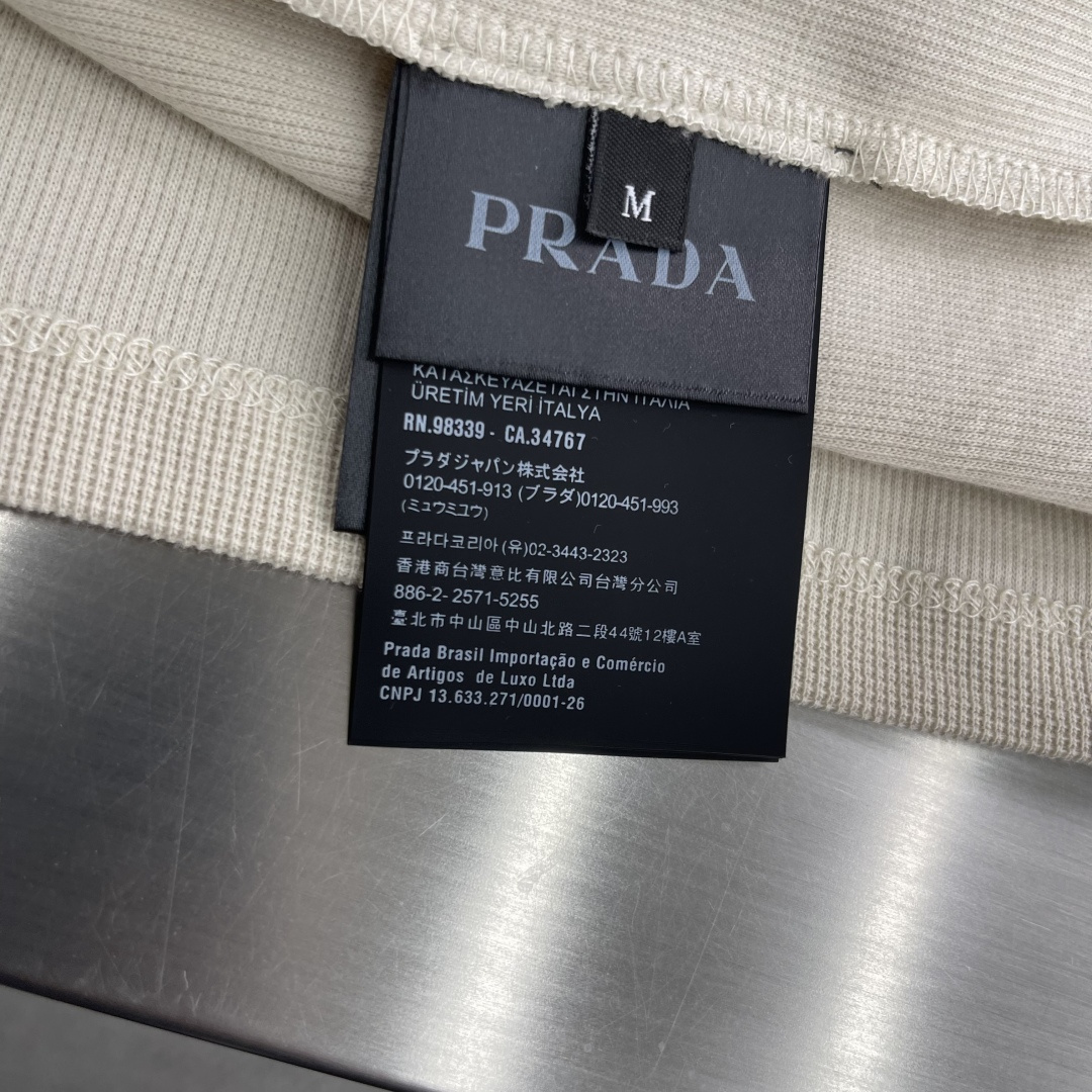 -PRAD    三角标背心定制琉光华夫格布 轻盈透气 立体挺括 以大地原生的石灰岩色 诉说着极简而隽永