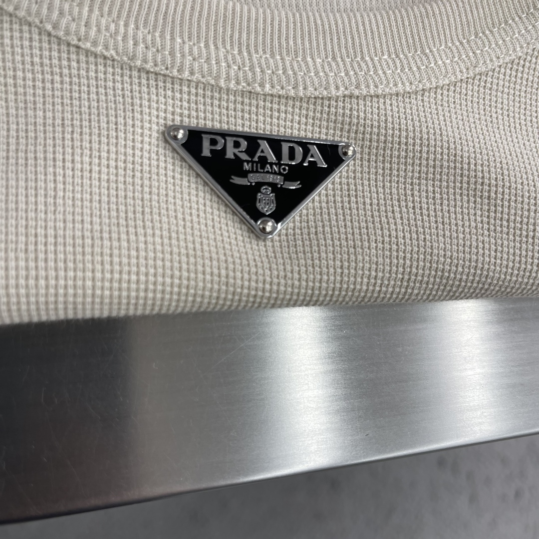 -PRAD     三角标短袖定制琉光华夫格布 轻盈透气 立体挺括 以大地原生的石灰岩色 诉说着极简而隽